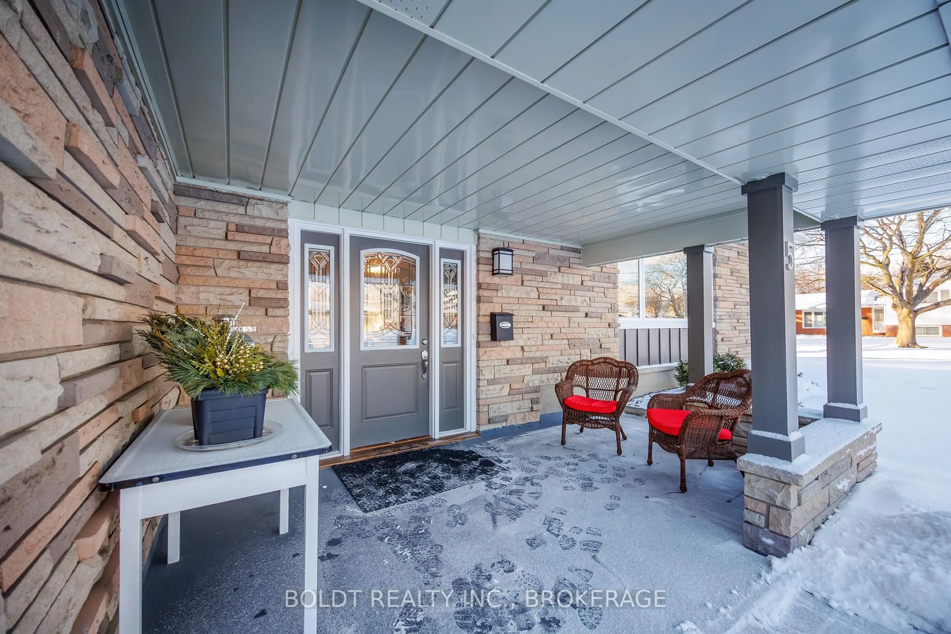 Indoor entryway for 5 Upper Canada Dr, St. Catharines Ontario L2N 3H3