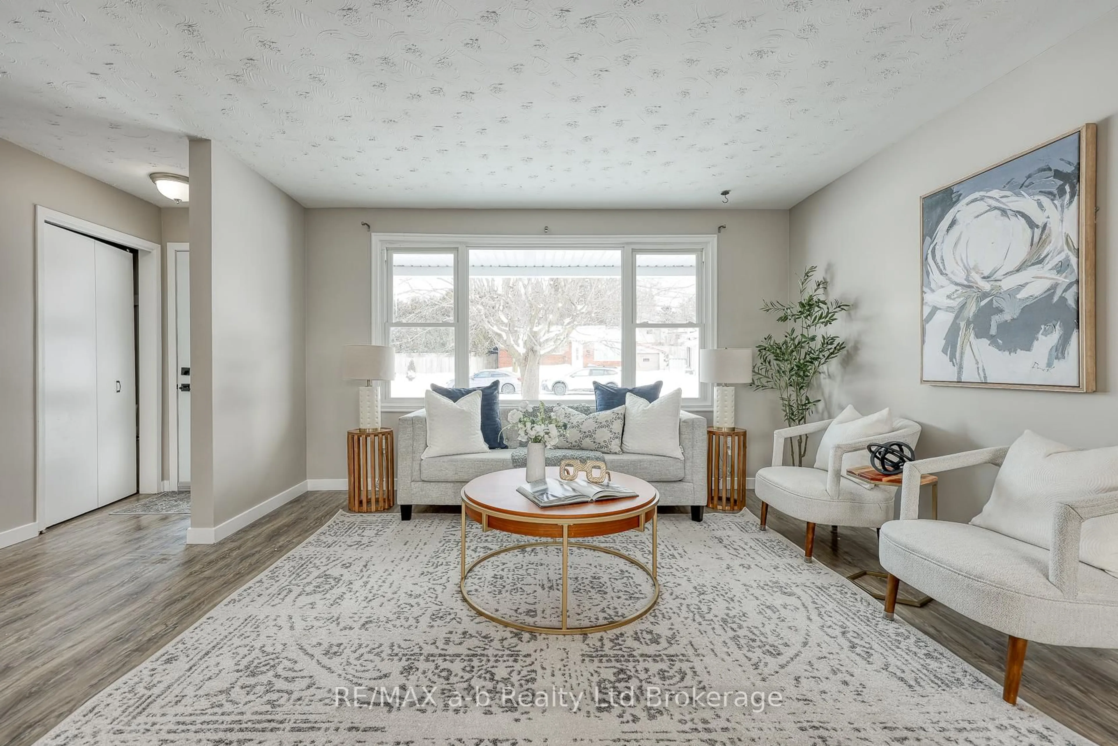 Living room with furniture, unknown for 18 Bigham Cres, Woodstock Ontario N4S 8H1