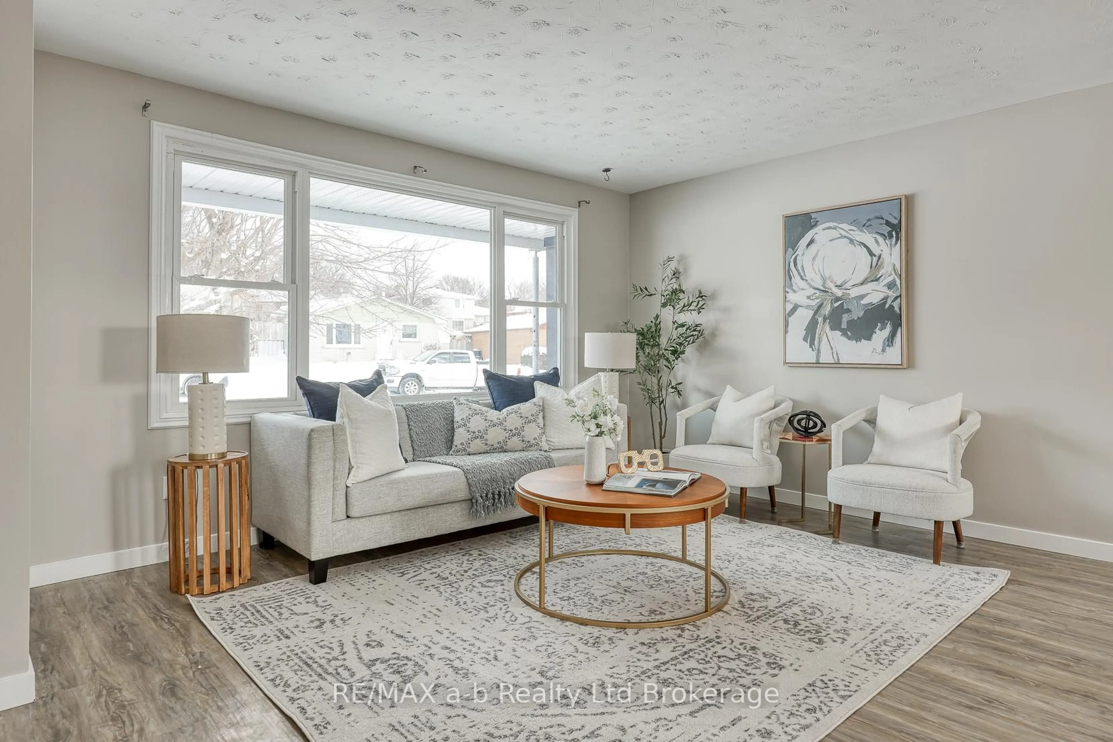 Living room with furniture, unknown for 18 Bigham Cres, Woodstock Ontario N4S 8H1