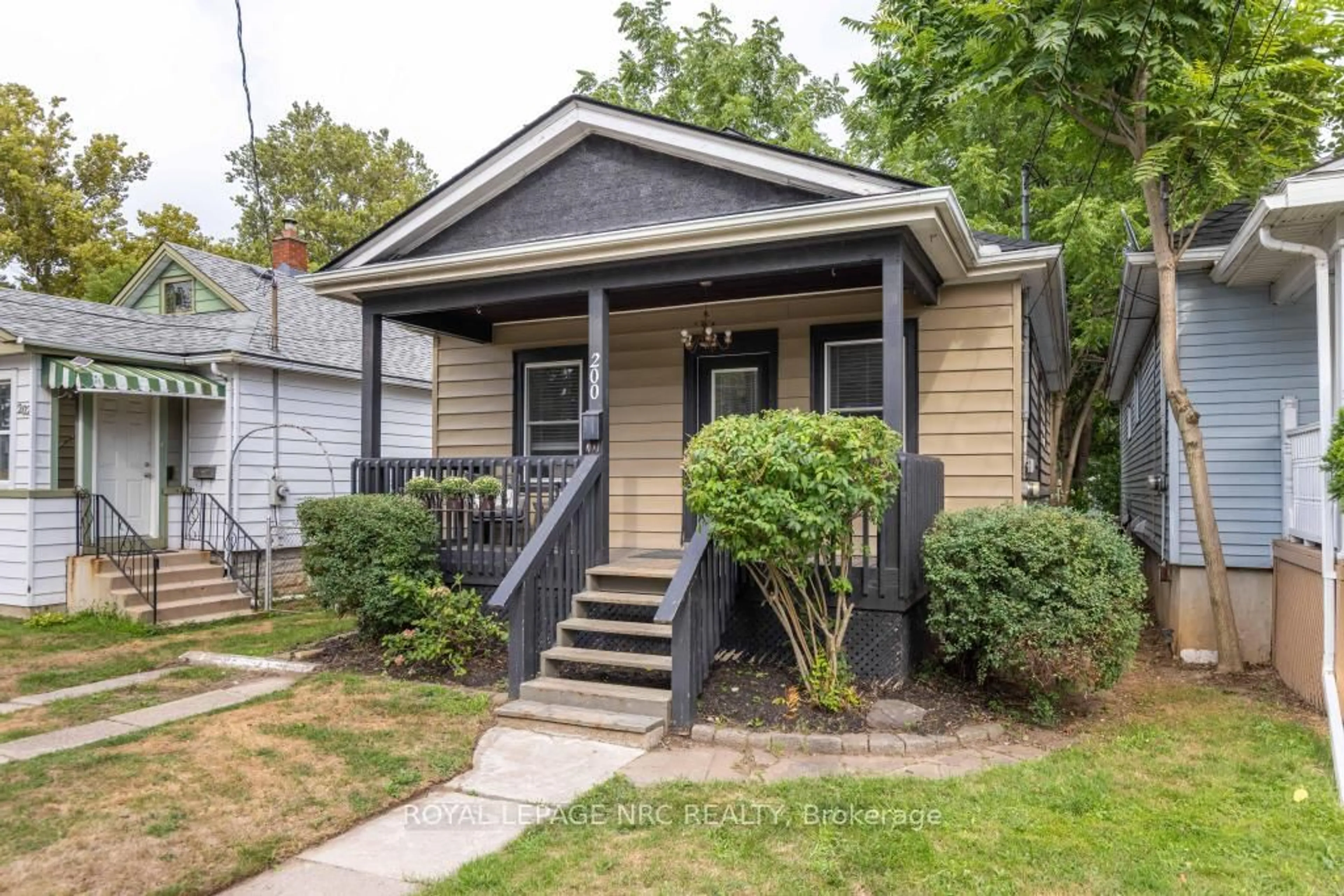Home with vinyl exterior material, street for 200 Geneva St, St. Catharines Ontario L2R 4P6