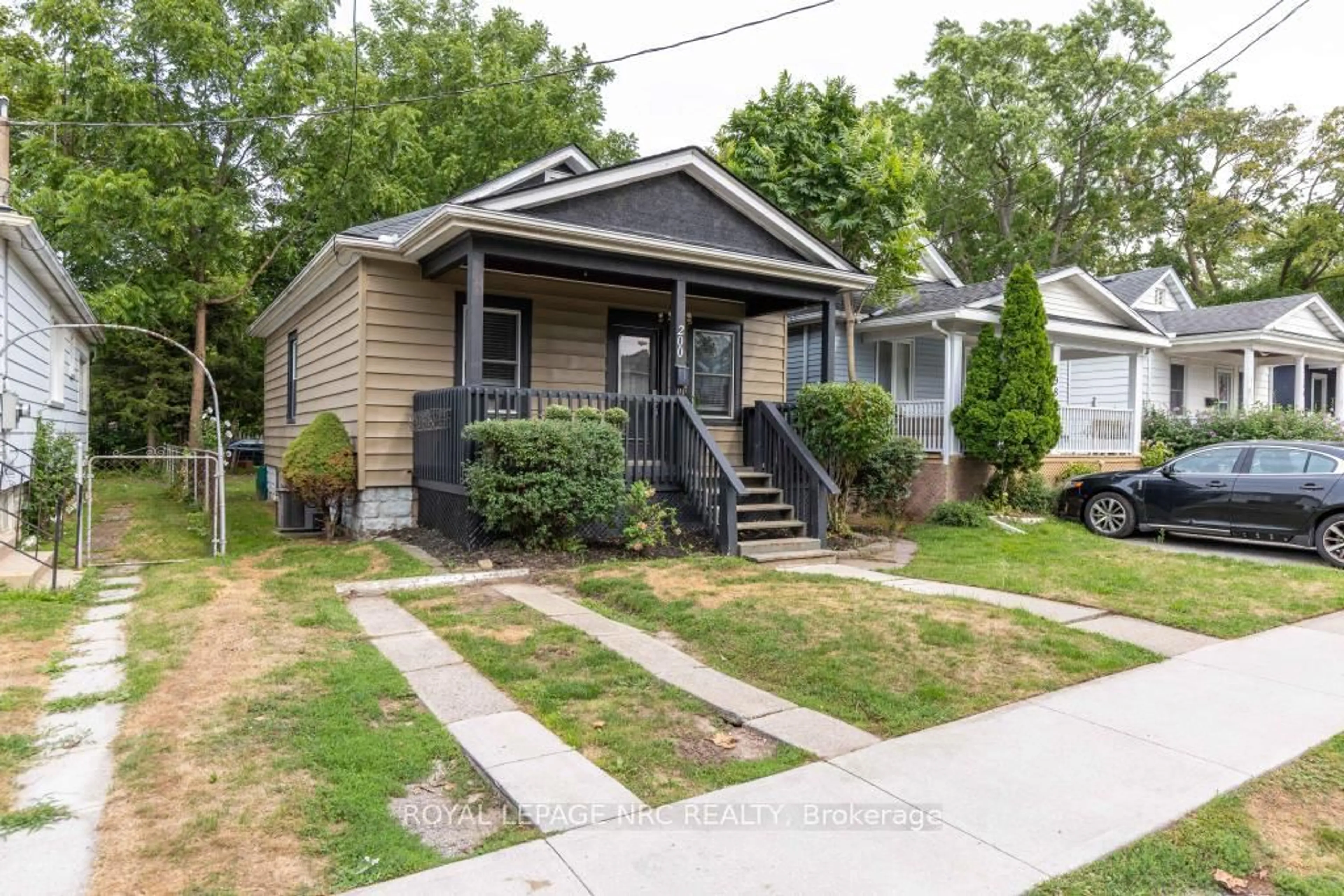 Home with vinyl exterior material, street for 200 Geneva St, St. Catharines Ontario L2R 4P6
