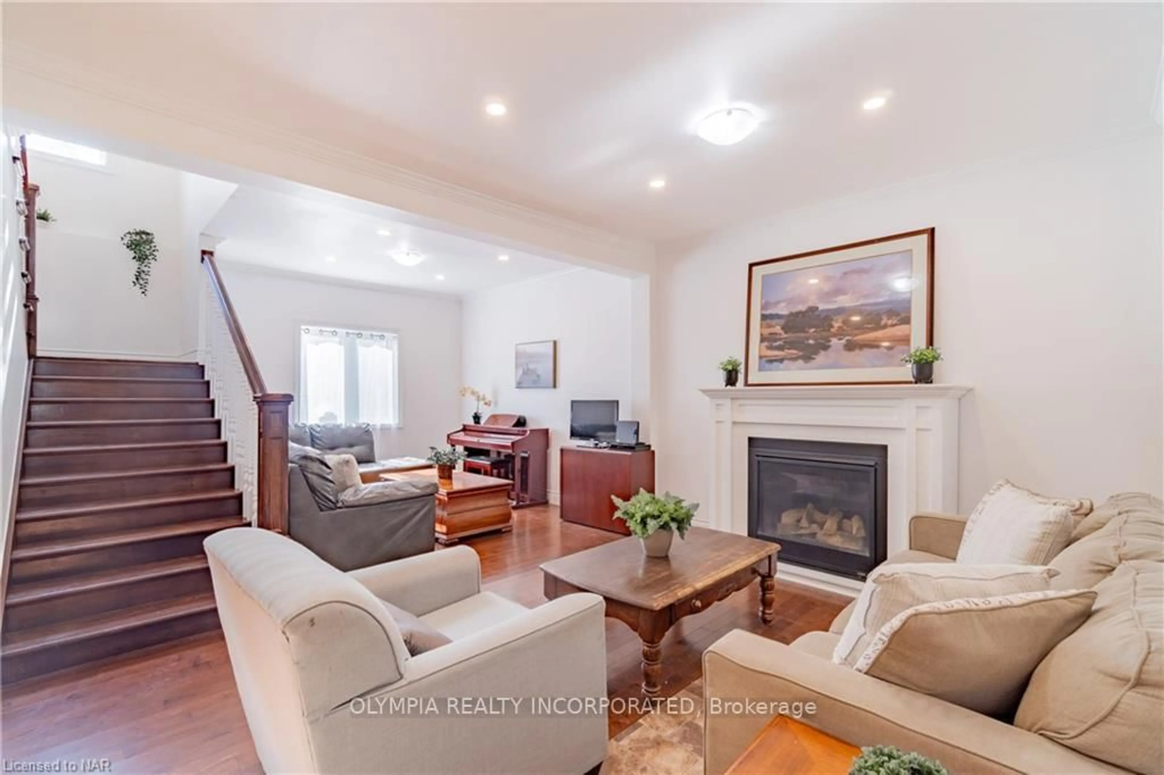 Living room with furniture, unknown for 6571 Cleveland Ave, Niagara Falls Ontario L2G 4A2