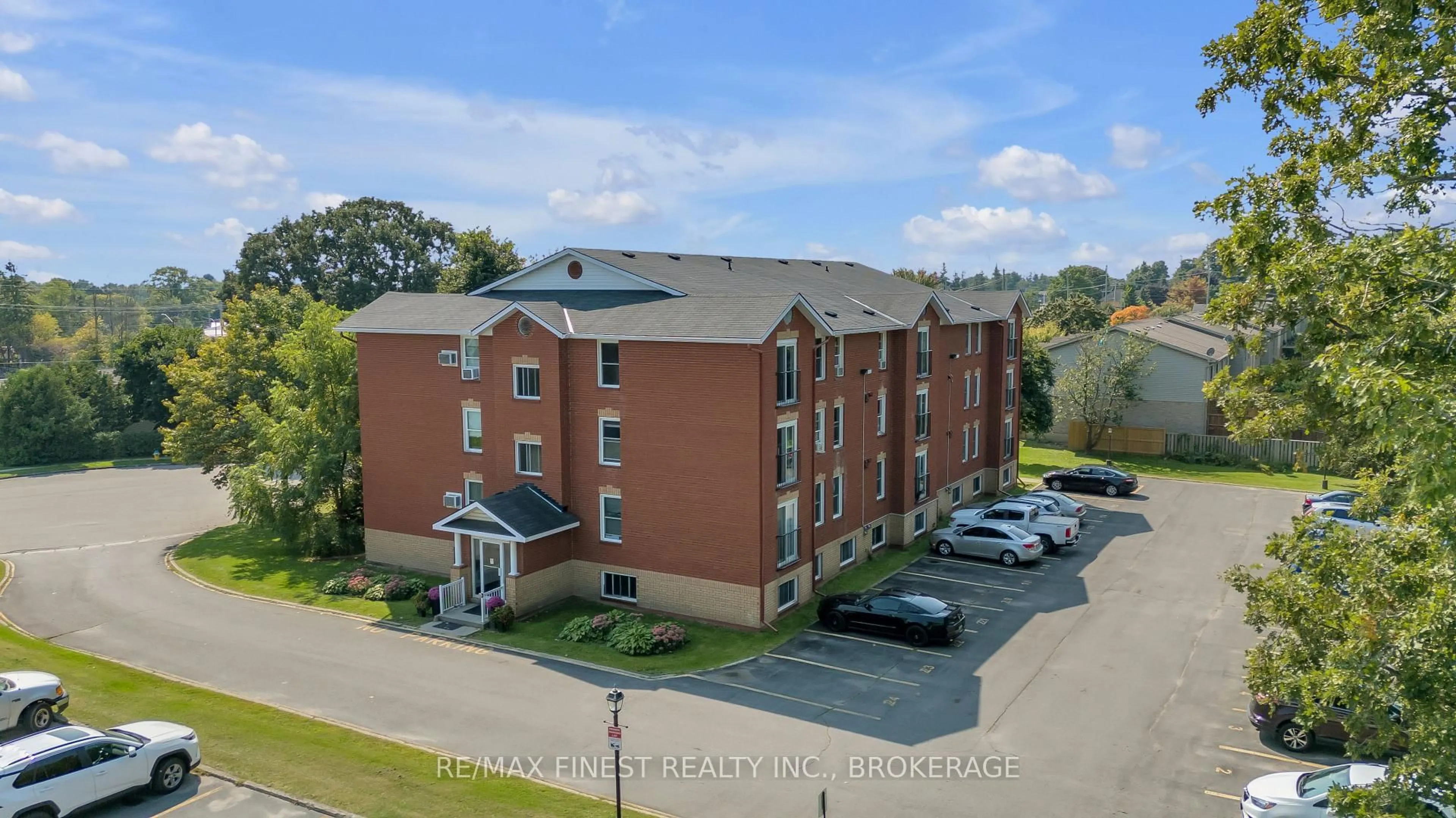 A pic from outside/outdoor area/front of a property/back of a property/a pic from drone, building for 540 TALBOT Pl #403, Gananoque Ontario K7G 3C6