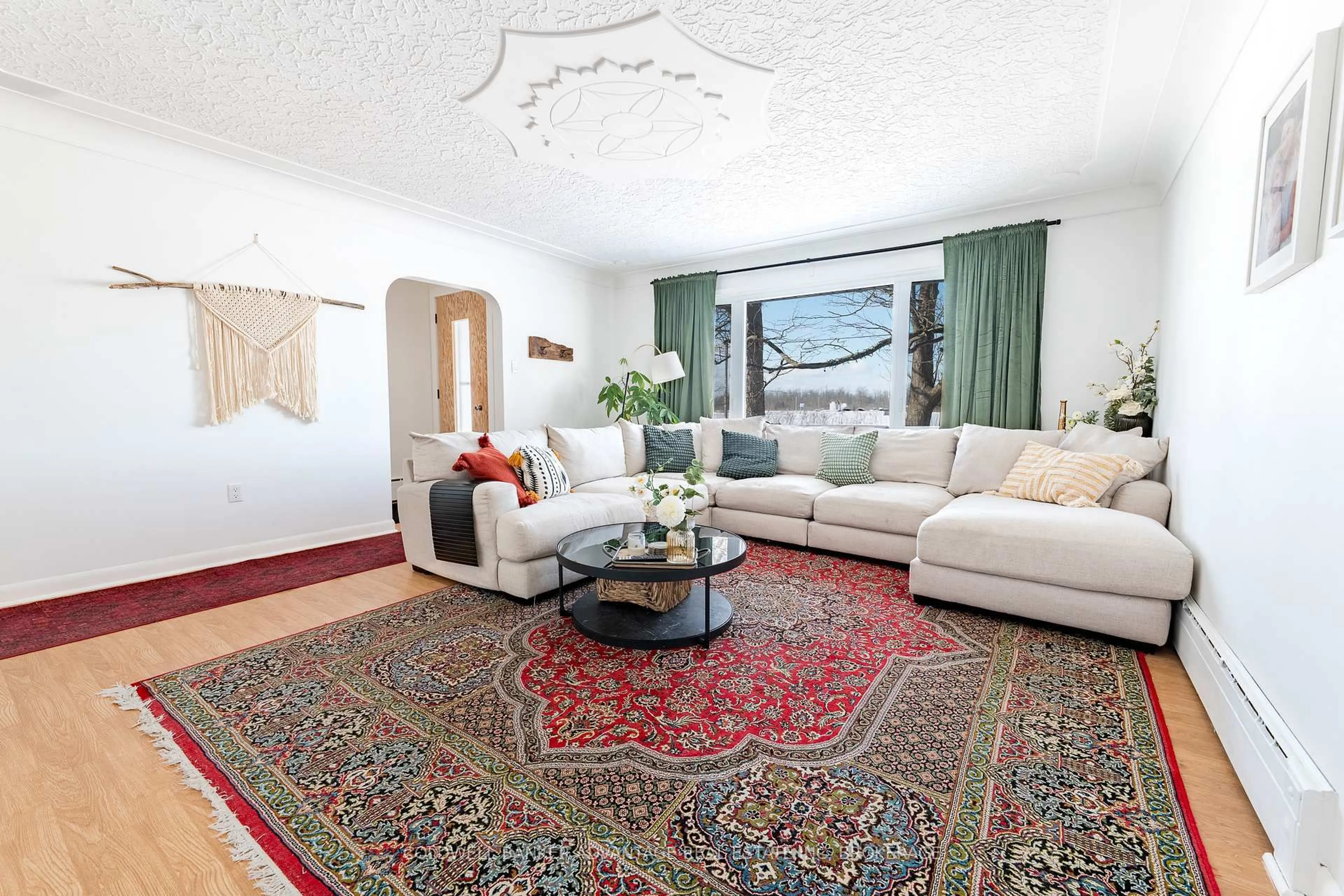 Living room with furniture, carpet floor for 1559 Snider Rd, Port Colborne Ontario L3K 5V3