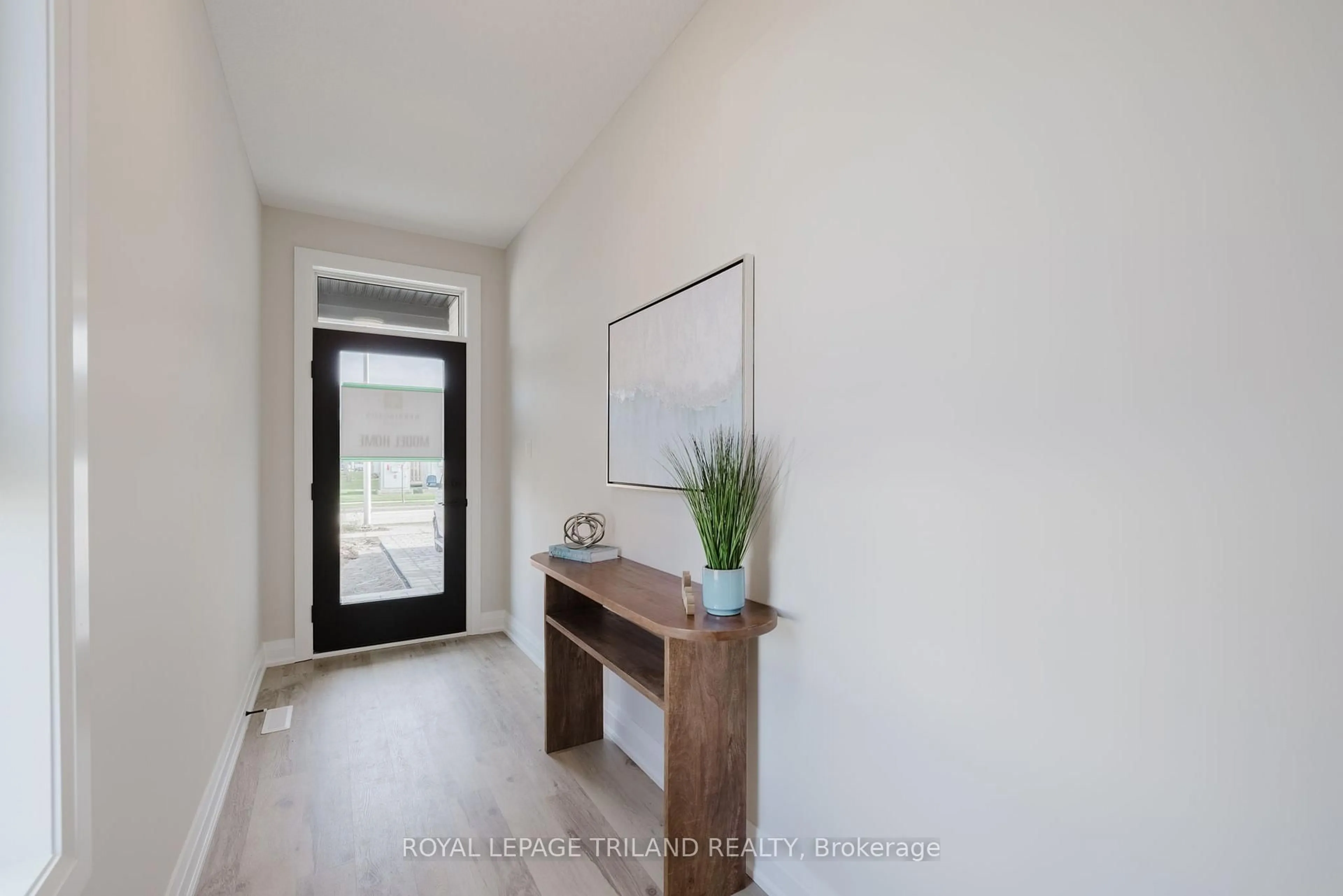 Indoor entryway for 1867 Dalmagarry Rd, London North Ontario N6G 0A6