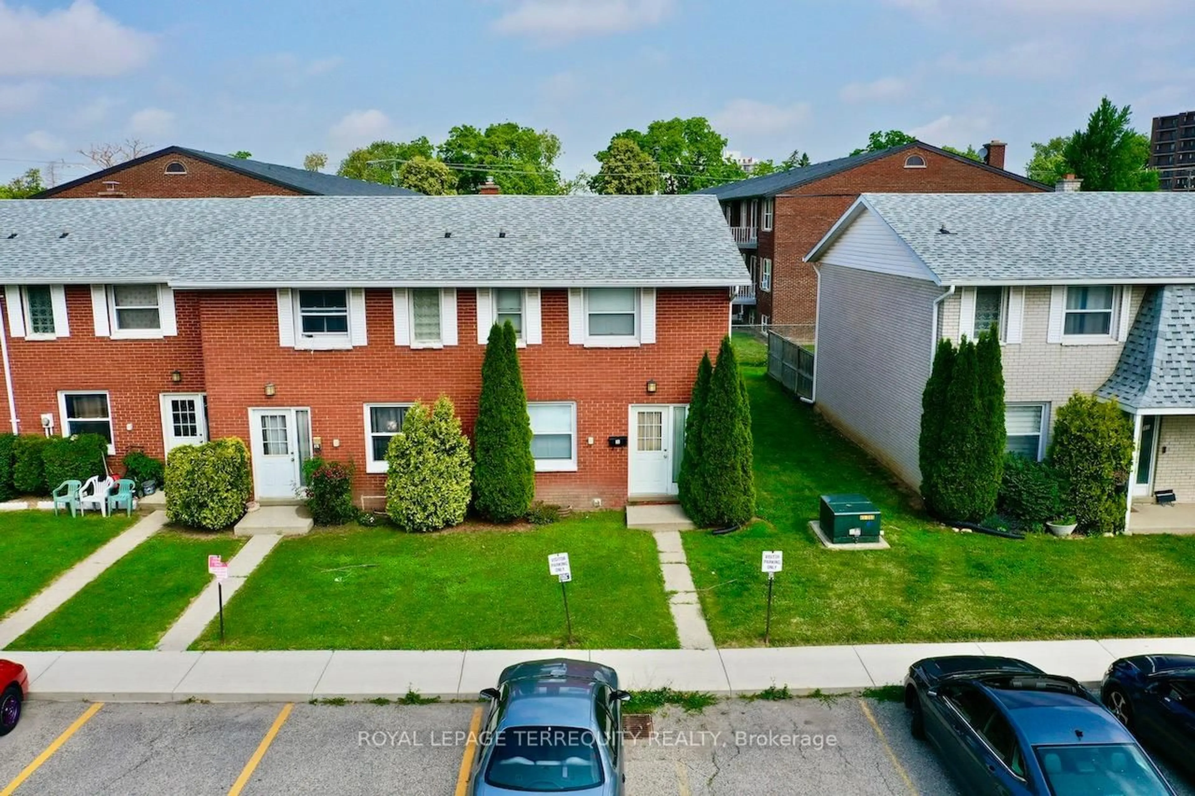 A pic from outside/outdoor area/front of a property/back of a property/a pic from drone, street for 35 Orchard Pl, Chatham-Kent Ontario N7M 1A6