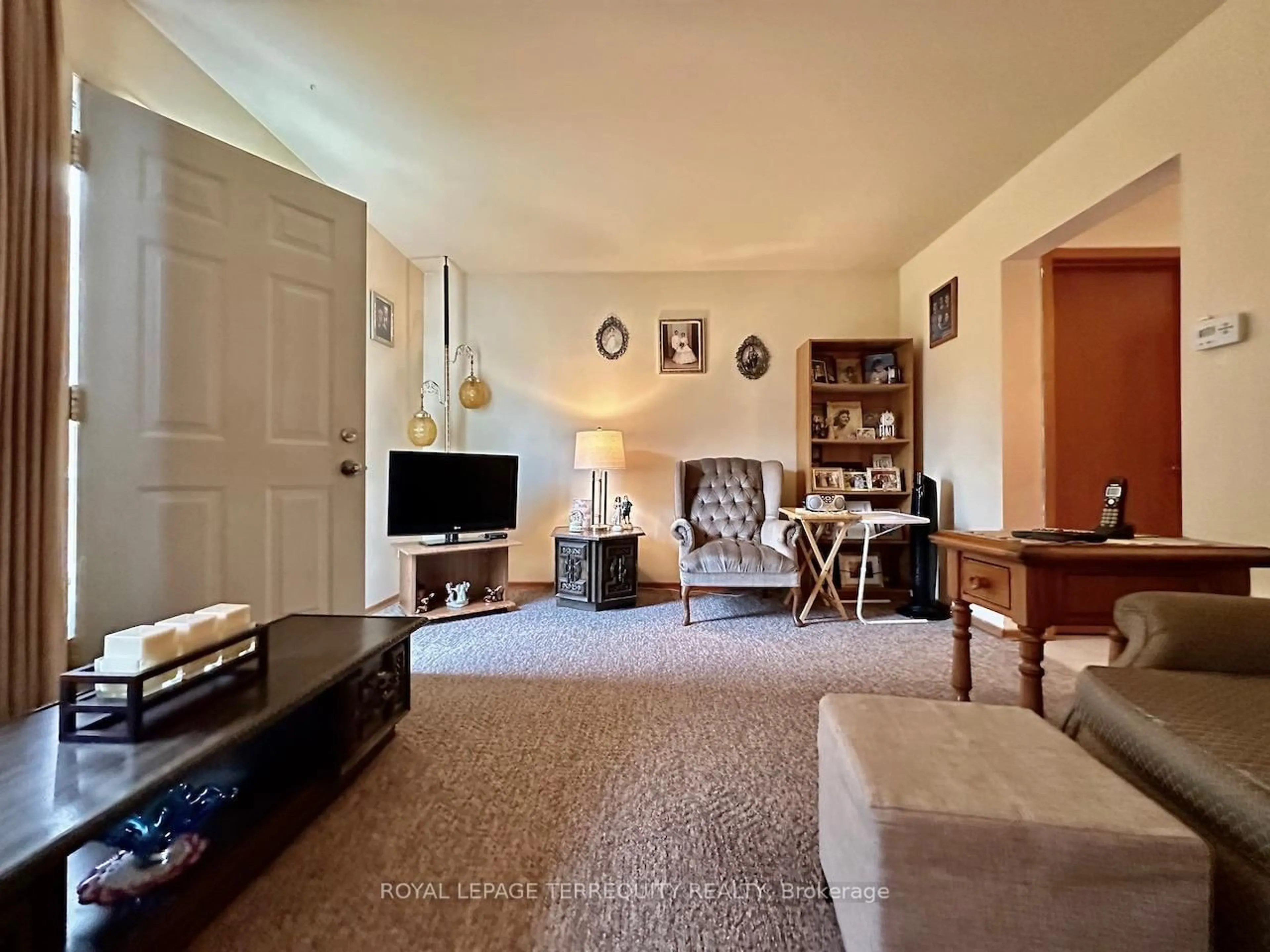 Living room with furniture, unknown for 35 Orchard Pl, Chatham-Kent Ontario N7M 1A6