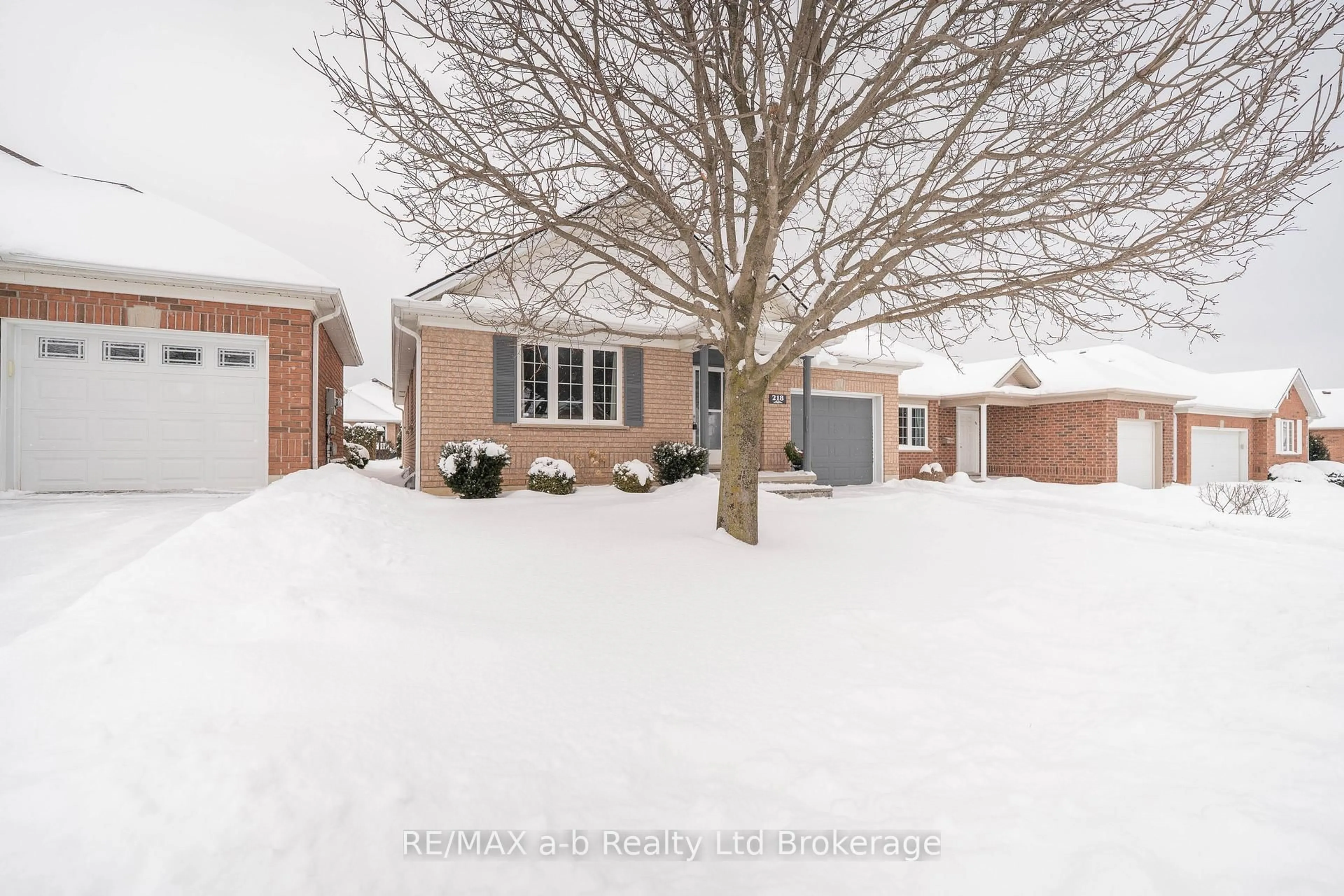 A pic from outside/outdoor area/front of a property/back of a property/a pic from drone, street for 218 Baldwin St, Tillsonburg Ontario N4G 5W3