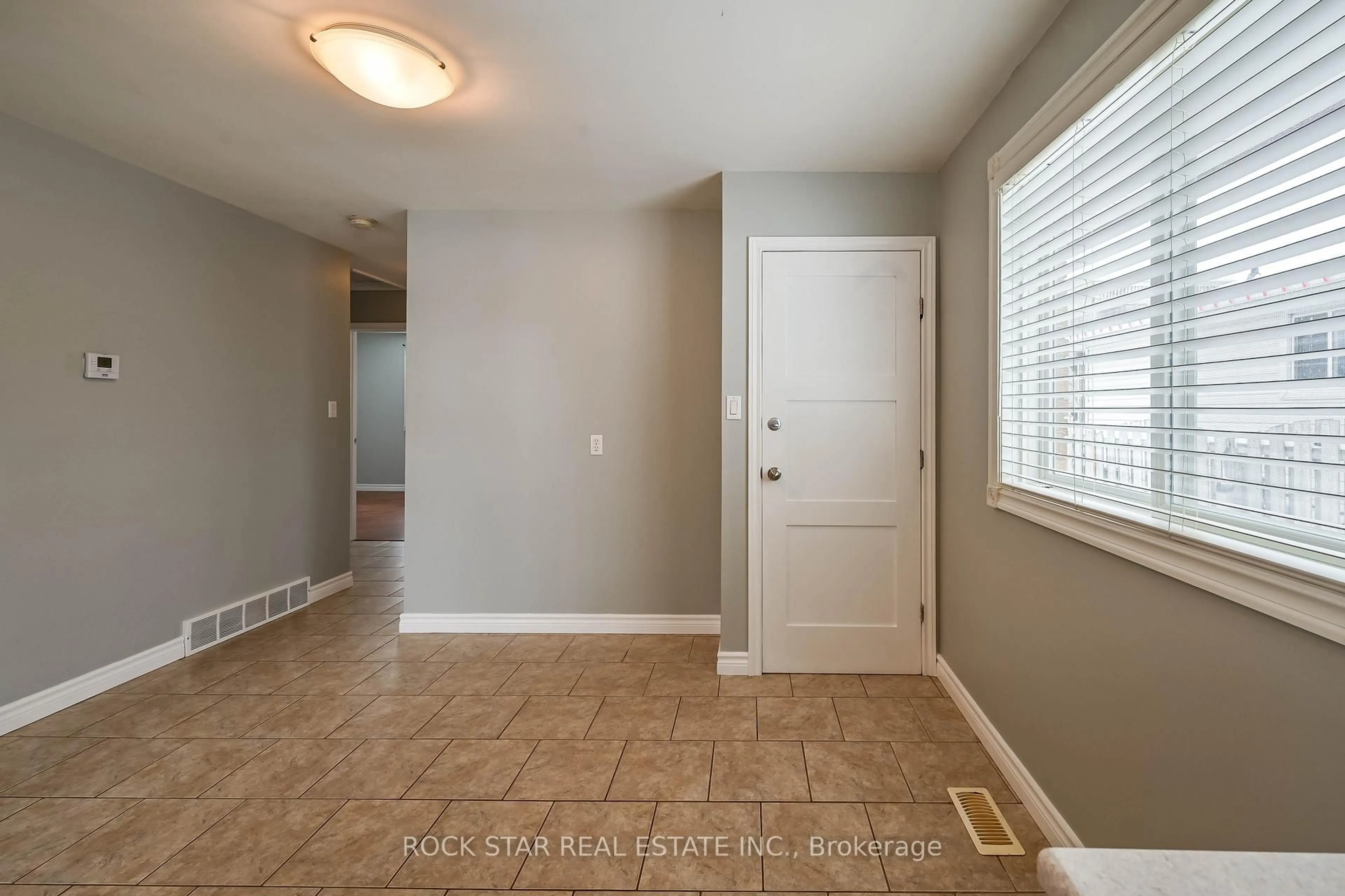 Indoor entryway for 73 Barwood Cres, Kitchener Ontario N2E 1T9
