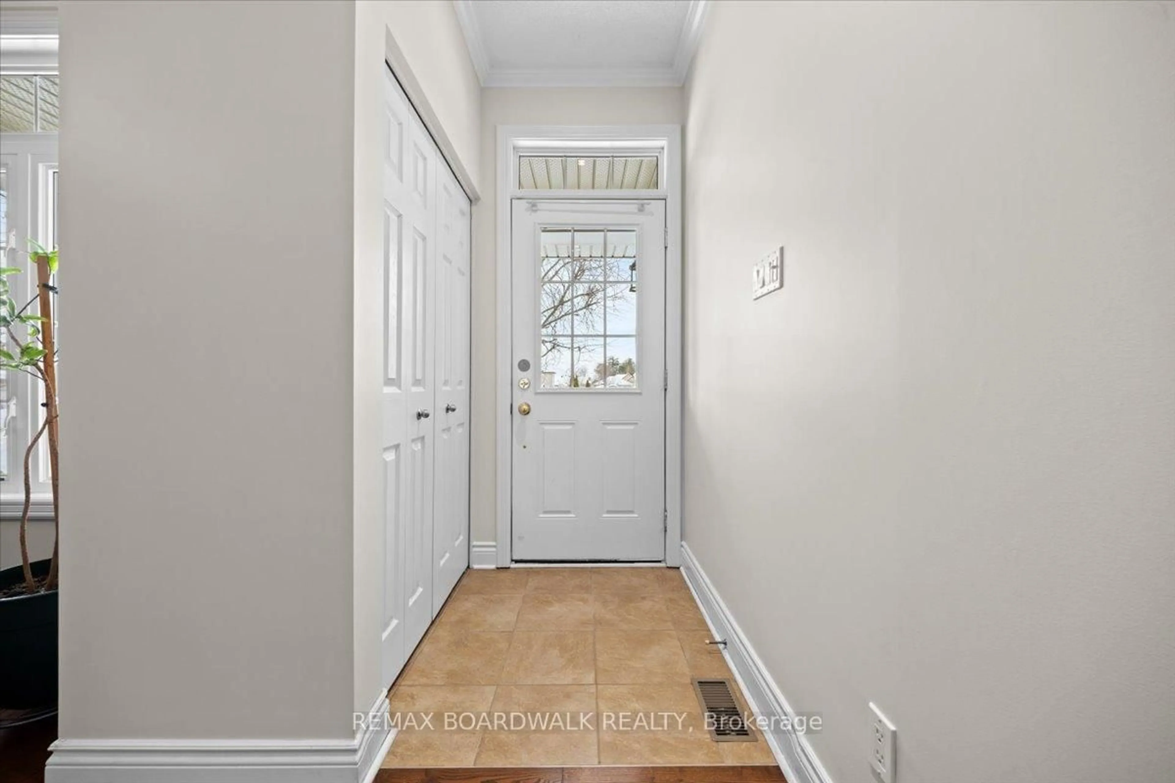 Indoor entryway for 108 Jade St, Clarence-Rockland Ontario K4K 0C9