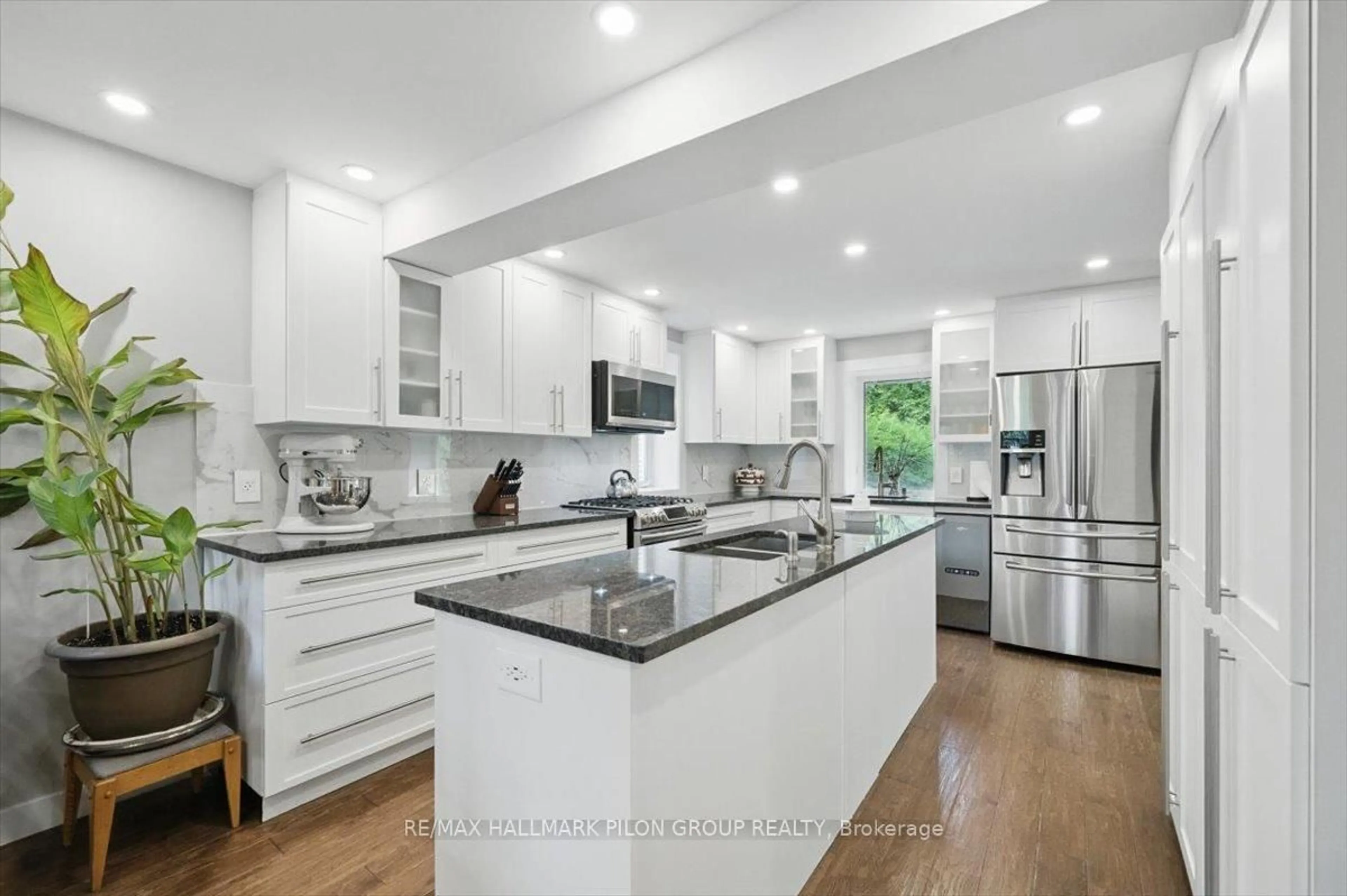 Open concept kitchen, ceramic/tile floor for 84 Eastpark Dr, Ottawa Ontario K1B 4A4