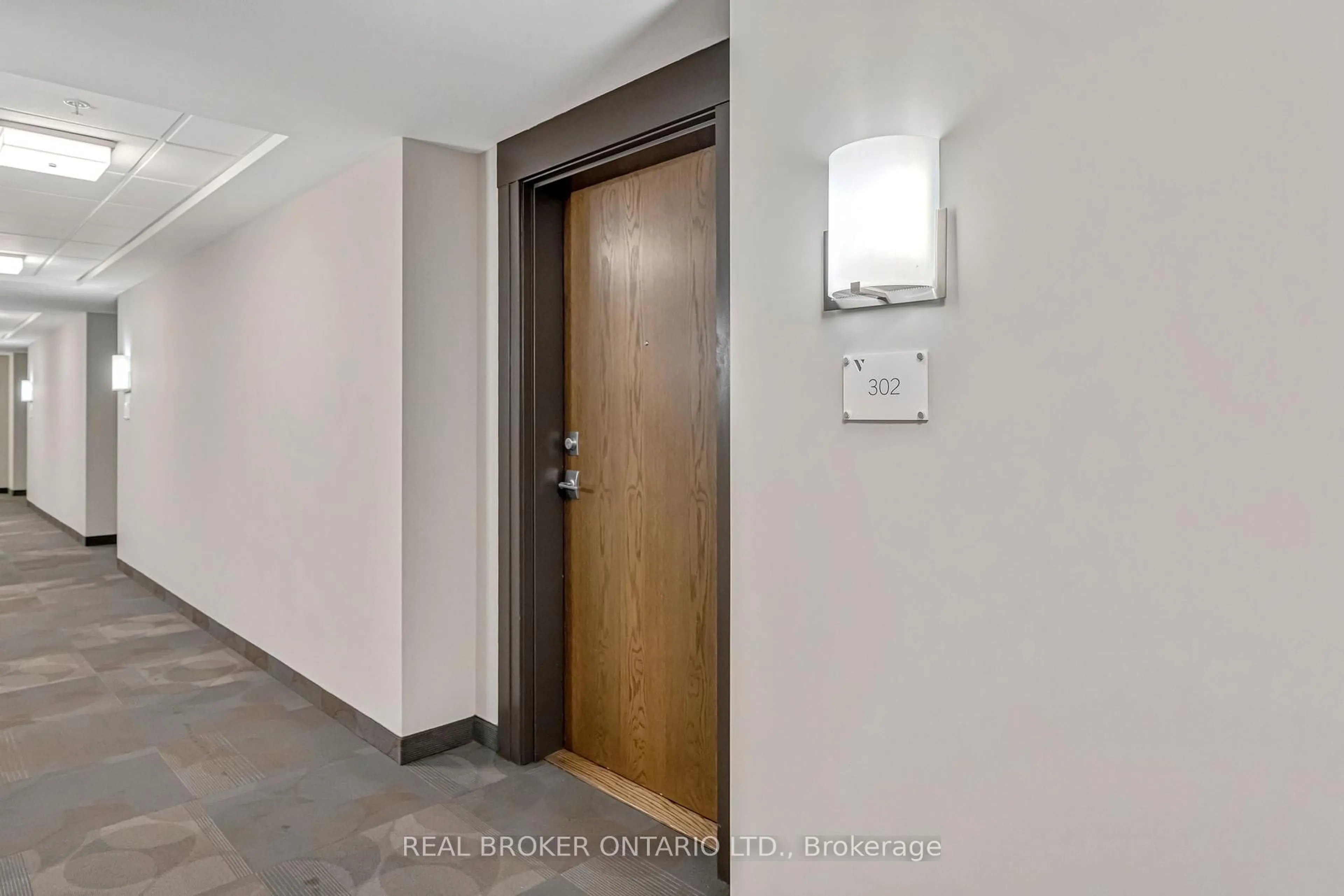 Indoor foyer for 30 Hamilton St #302, Hamilton Ontario L8B 1V8