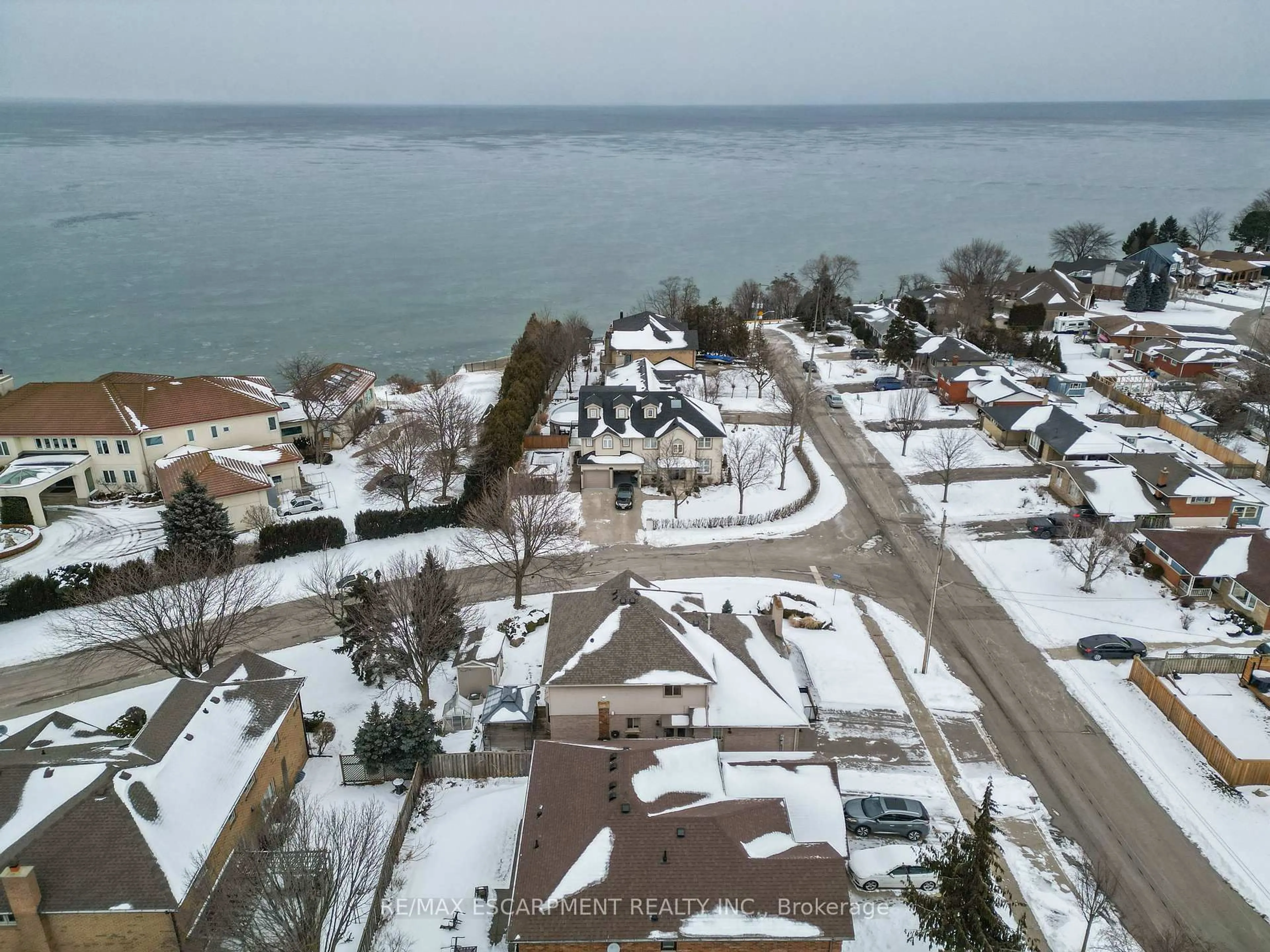 A pic from outside/outdoor area/front of a property/back of a property/a pic from drone, water/lake/river/ocean view for 1 Shoreline Cres, Grimsby Ontario L3M 5B1