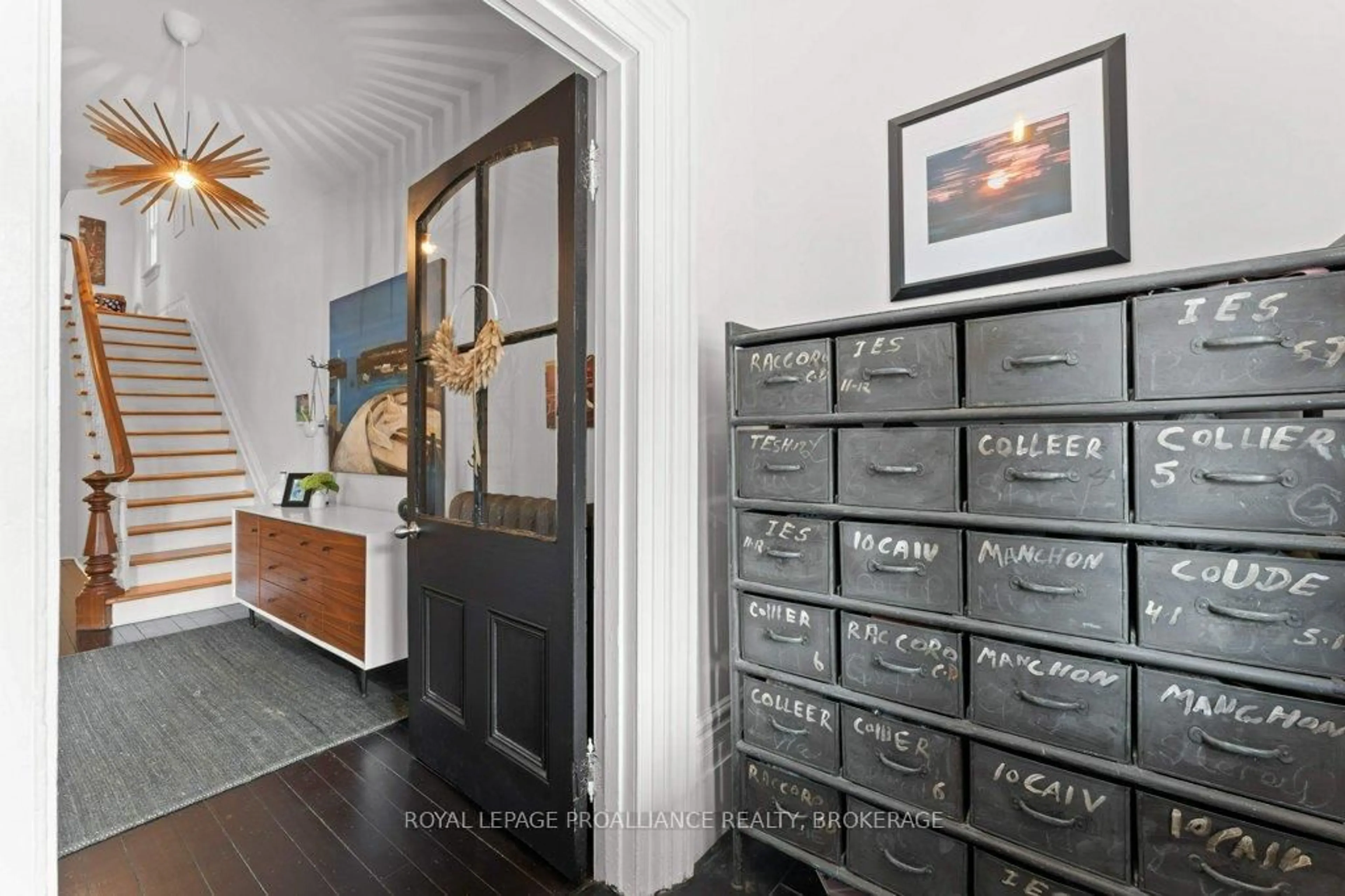 Indoor entryway for 28 Wellington St, Kingston Ontario K7L 3C1