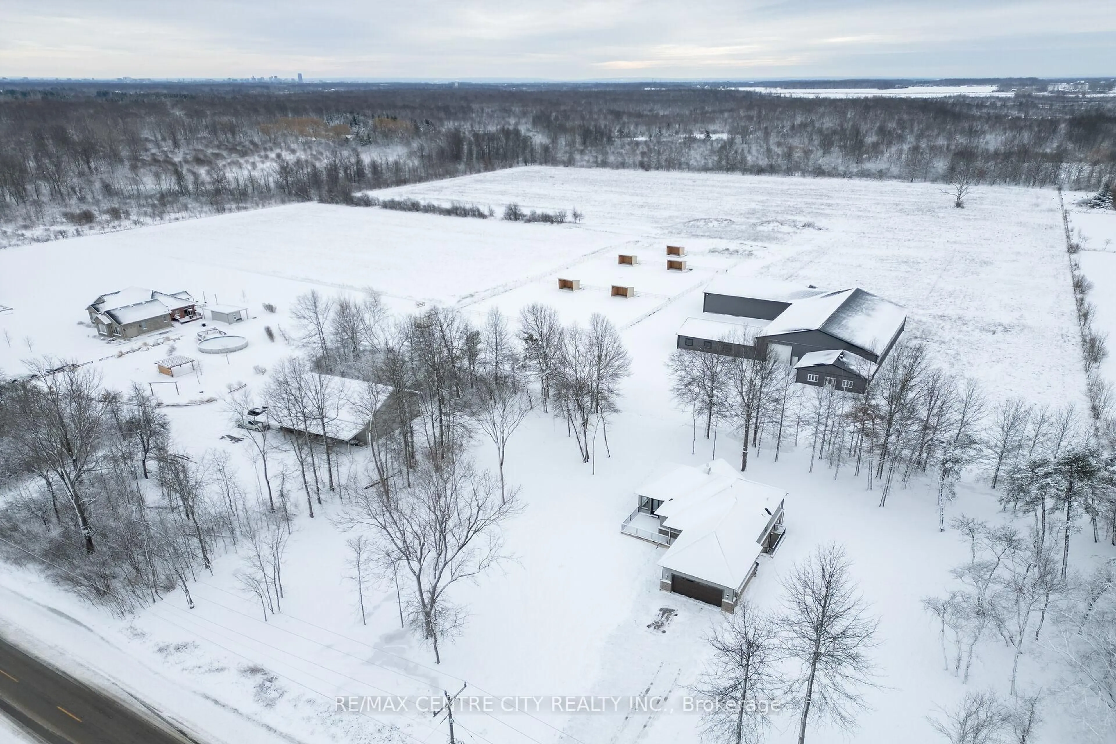 A pic from outside/outdoor area/front of a property/back of a property/a pic from drone, unknown for 2301 Townline Rd, Fort Erie Ontario L0S 1S0