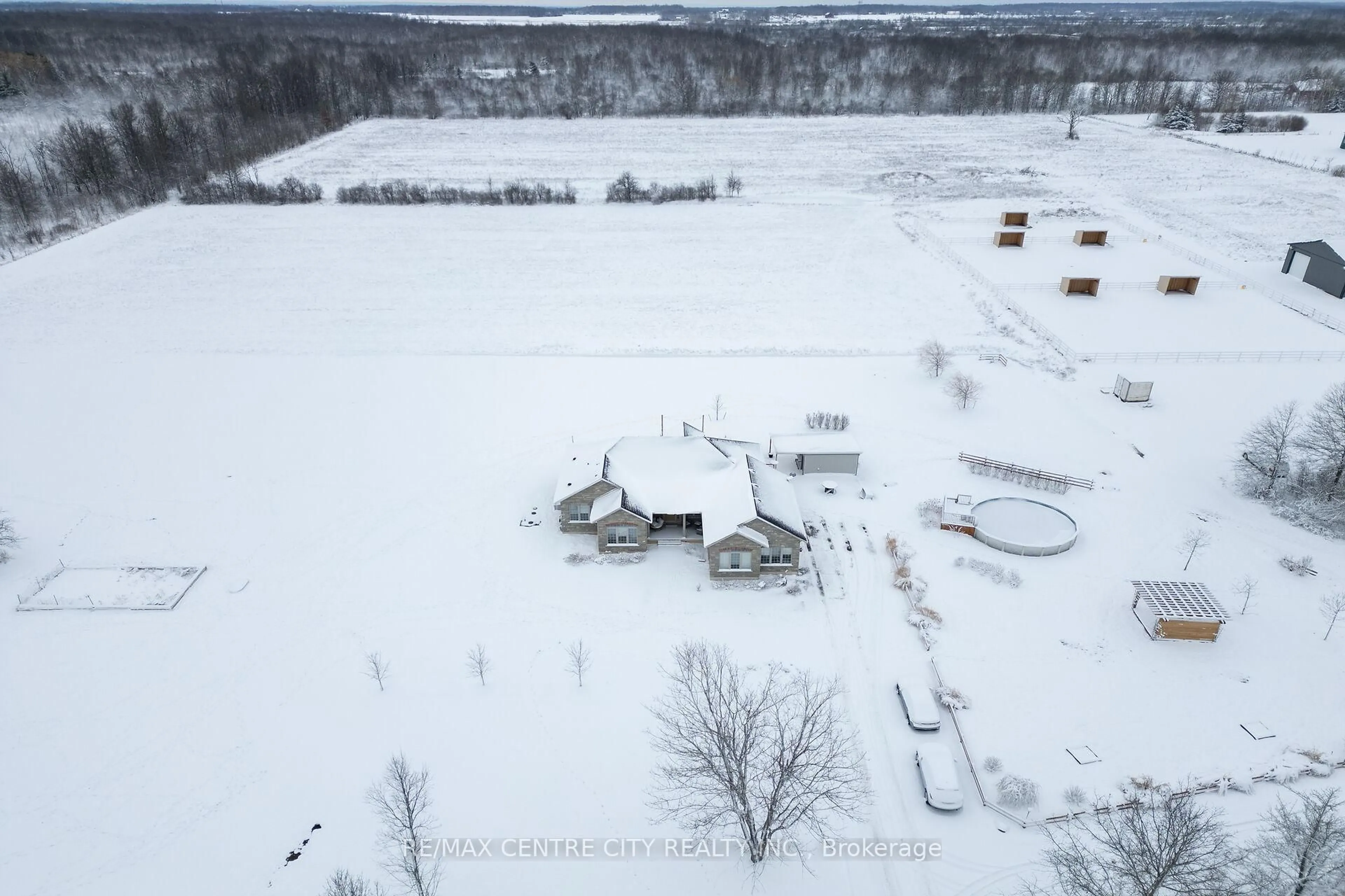 A pic from outside/outdoor area/front of a property/back of a property/a pic from drone, unknown for 2301 Townline Rd, Fort Erie Ontario L0S 1S0