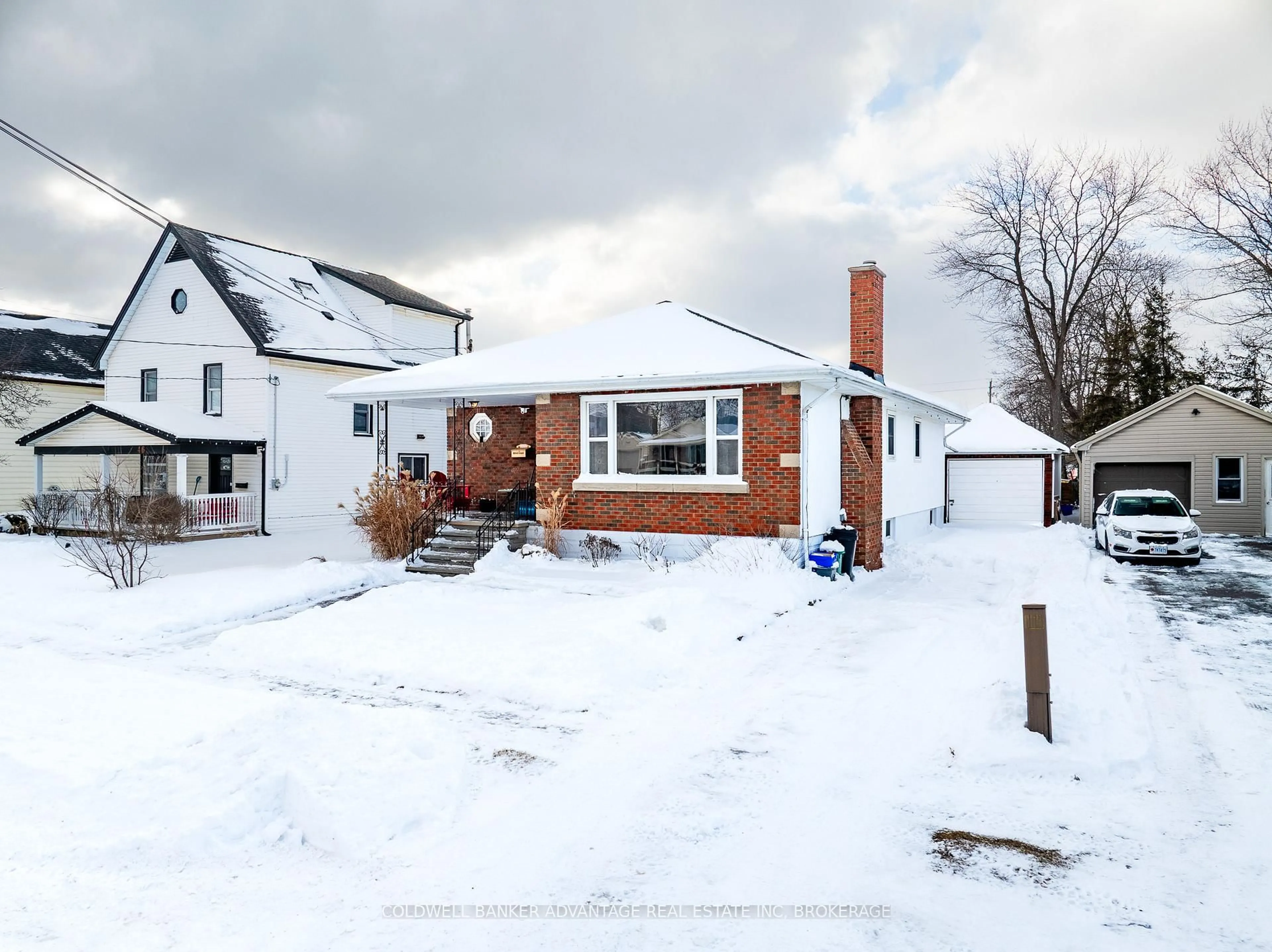 A pic from outside/outdoor area/front of a property/back of a property/a pic from drone, street for 52 Oak St, Port Colborne Ontario L3K 4S6