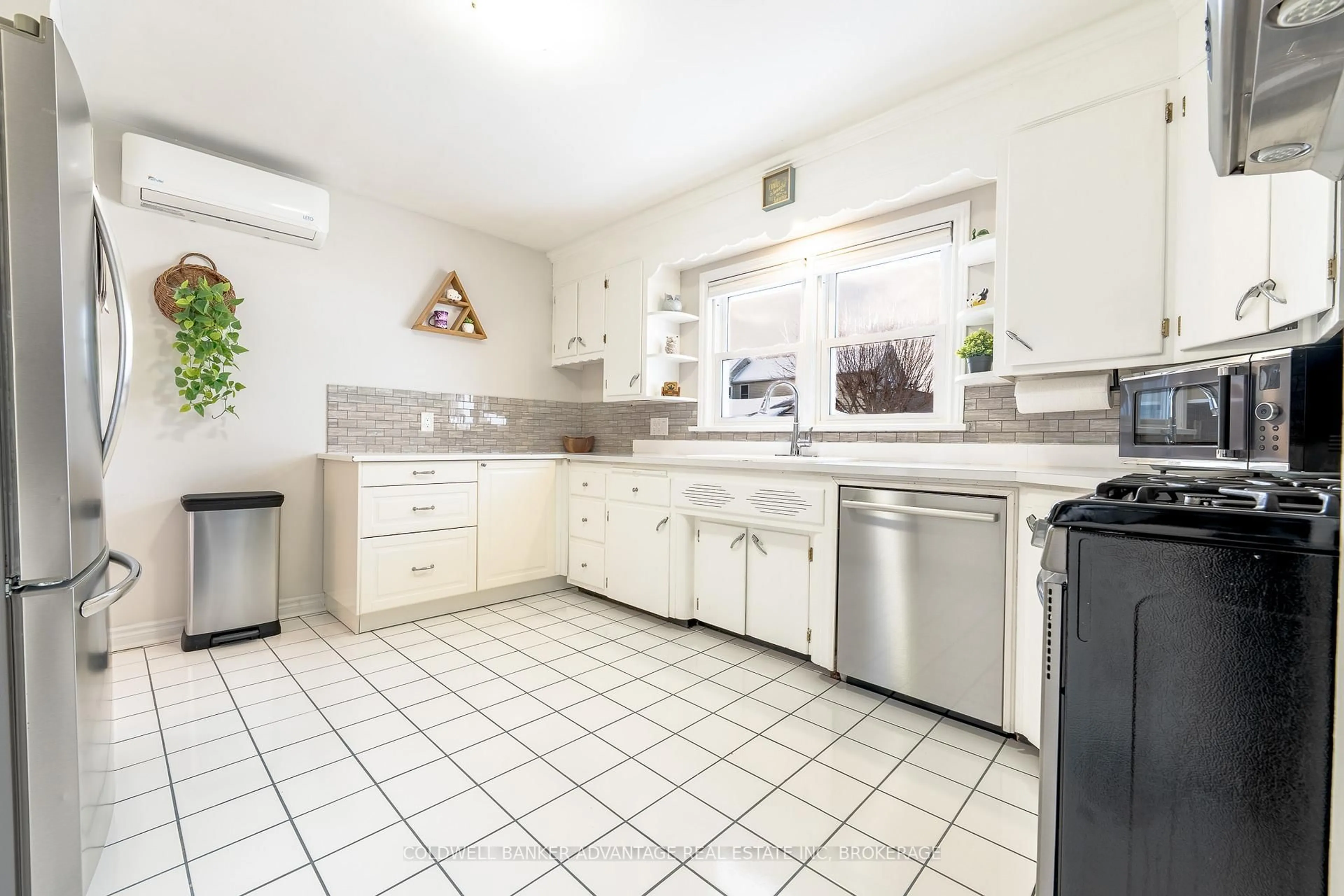 Standard kitchen, ceramic/tile floor for 52 Oak St, Port Colborne Ontario L3K 4S6