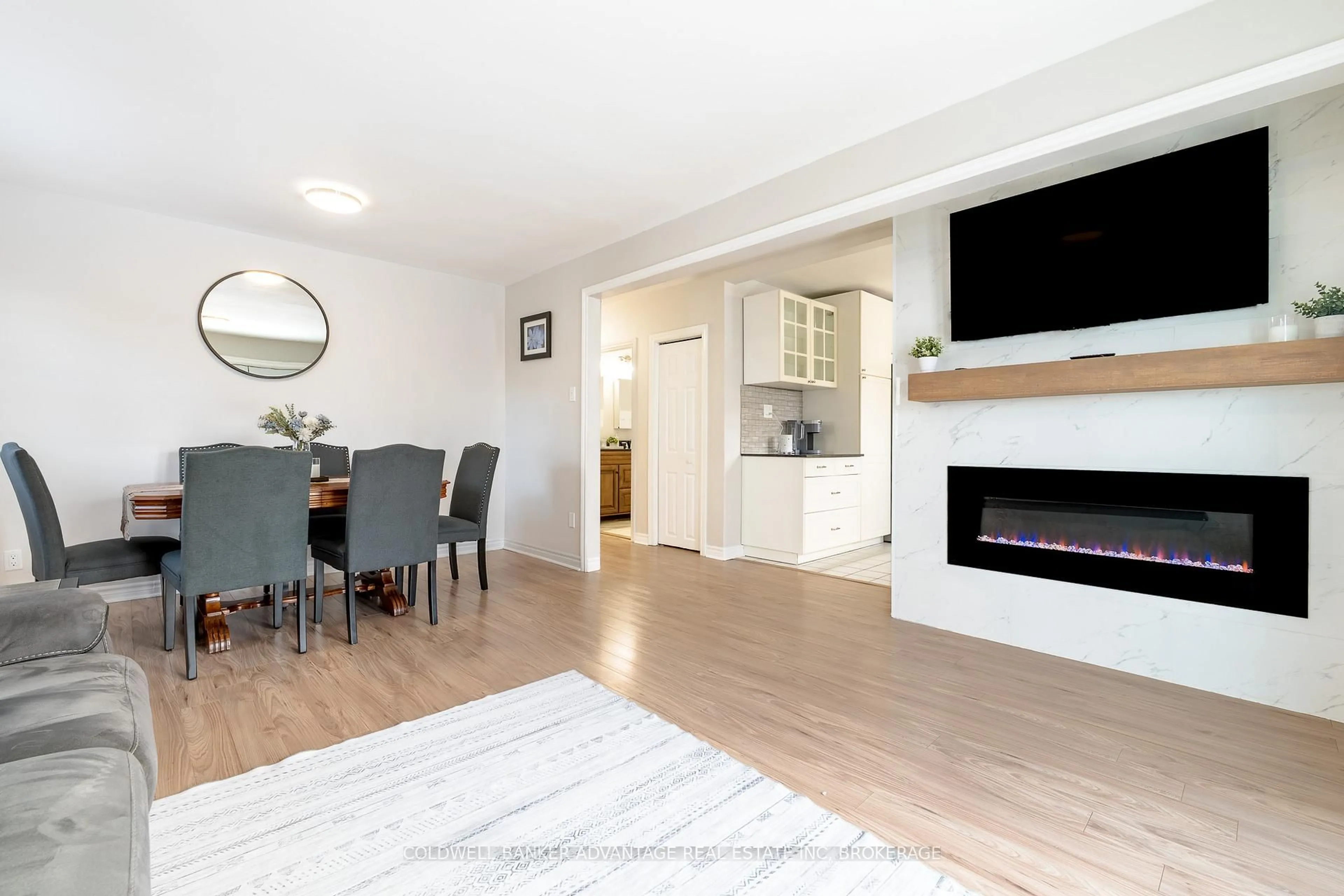 Living room with furniture, wood/laminate floor for 52 Oak St, Port Colborne Ontario L3K 4S6