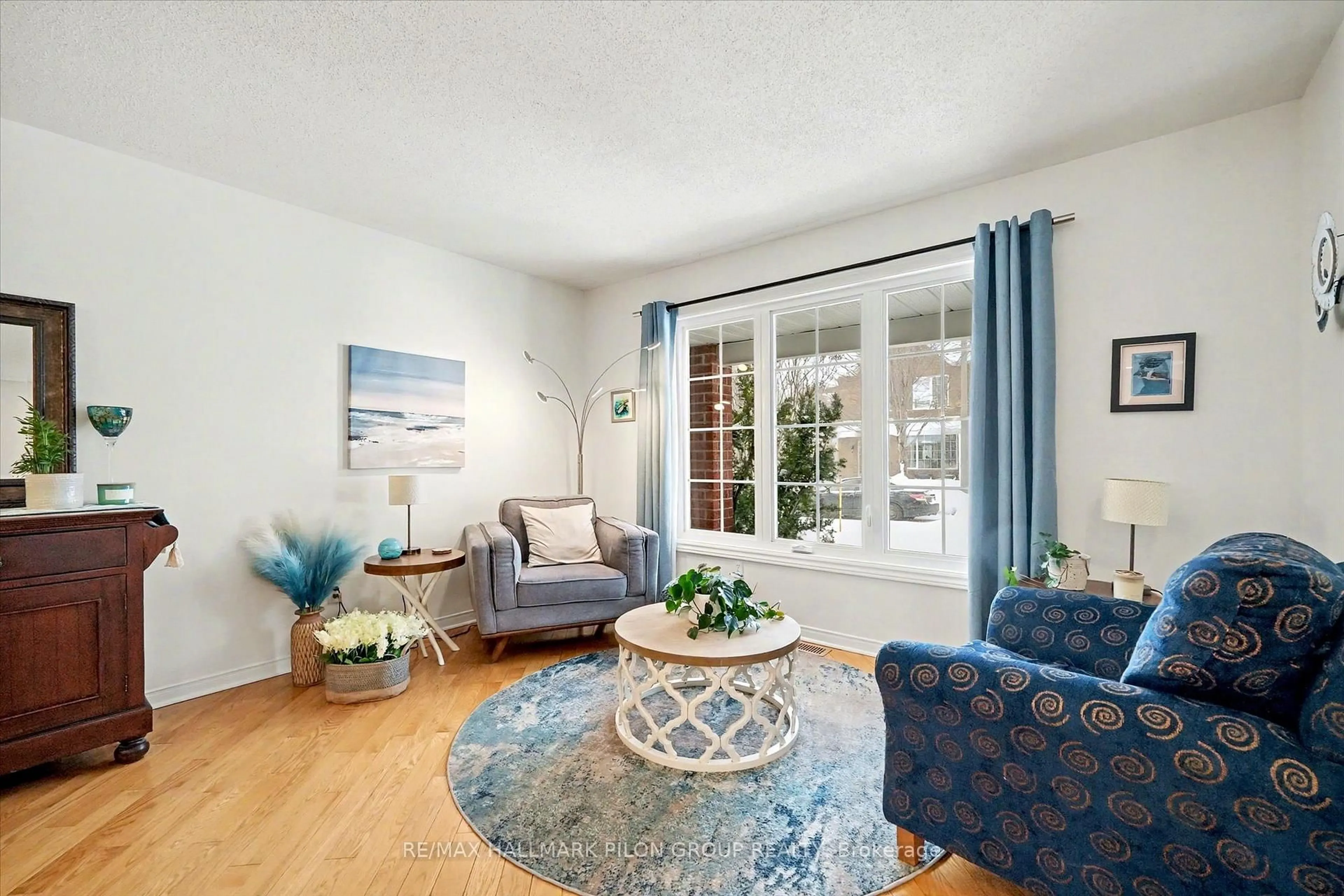 Living room with furniture, unknown for 2112 Sandy Oaks Dr, Ottawa Ontario K1W 1H6