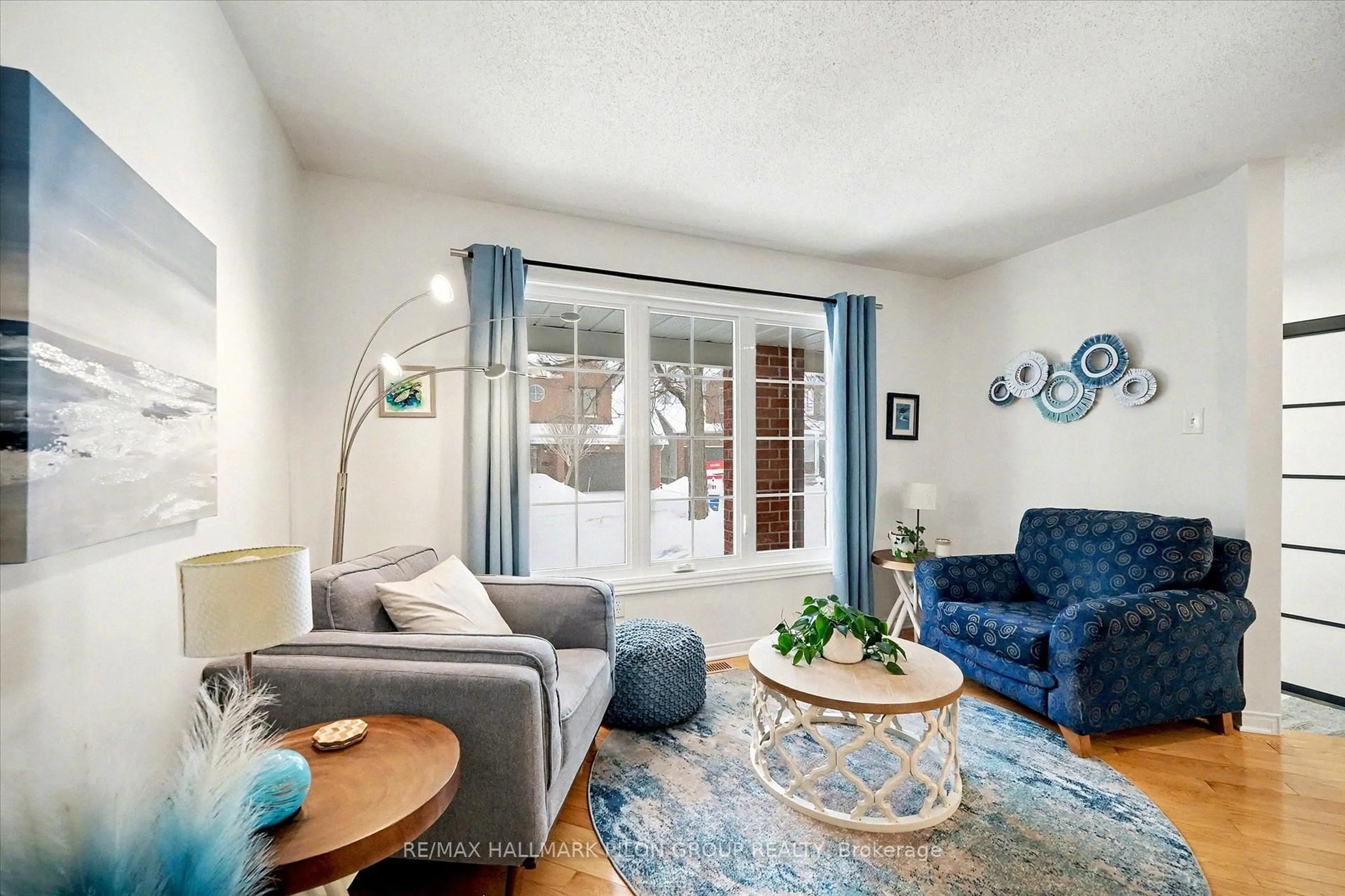 Living room with furniture, unknown for 2112 Sandy Oaks Dr, Ottawa Ontario K1W 1H6