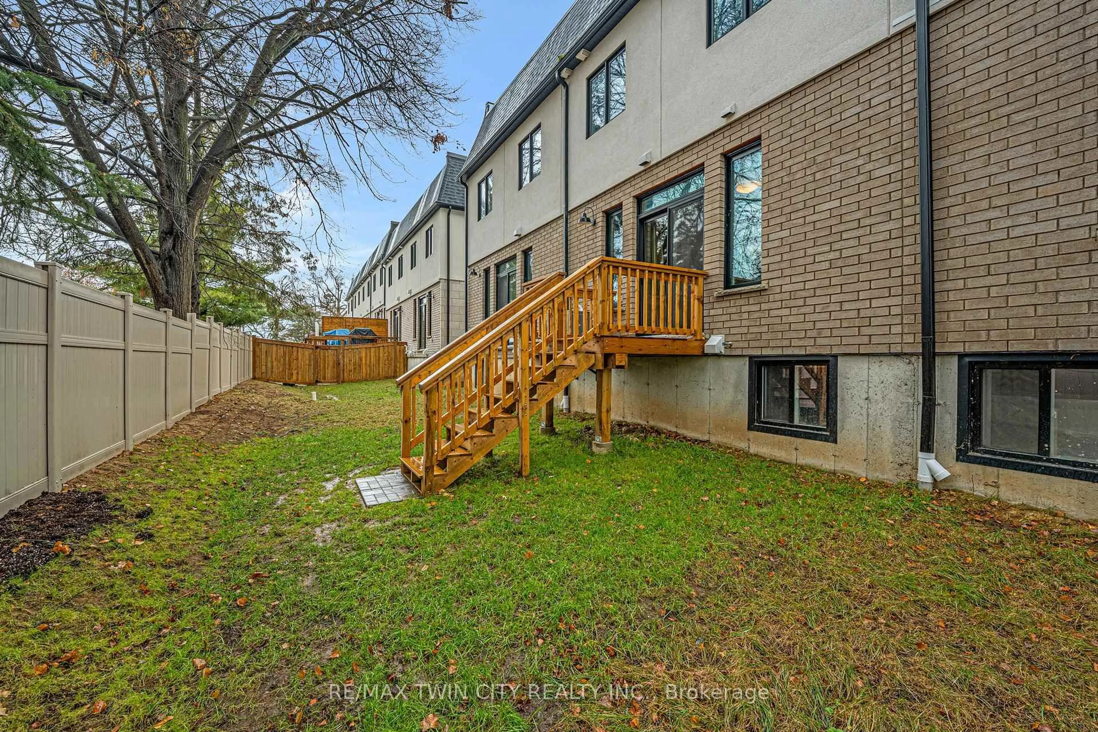 Patio, street for 143 Elgin St #24, Cambridge Ontario N1R 5H6