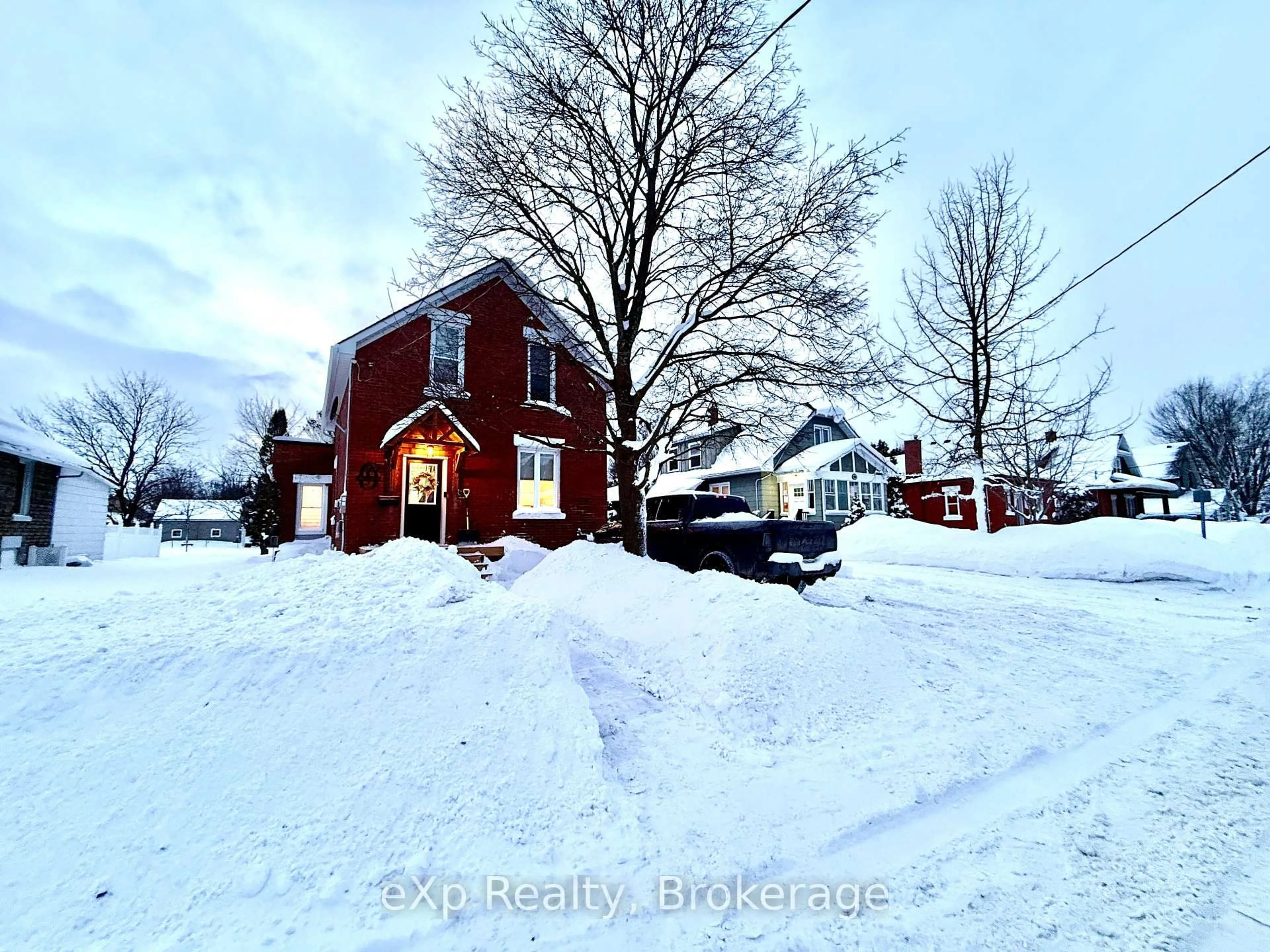 A pic from outside/outdoor area/front of a property/back of a property/a pic from drone, building for 588 12th Ave, Hanover Ontario N4N 2V6