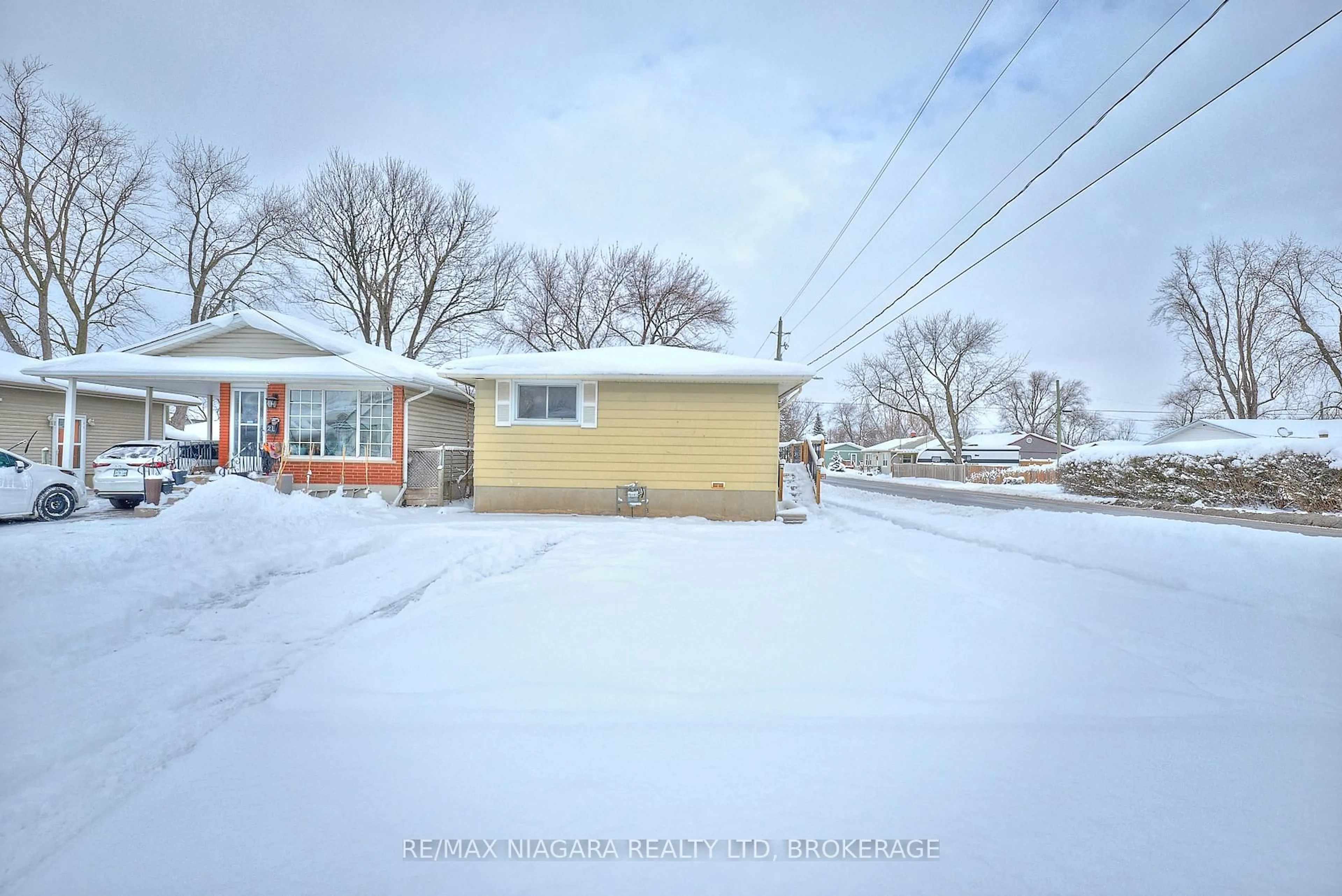 A pic from outside/outdoor area/front of a property/back of a property/a pic from drone, street for 23 Alexandra Blvd, St. Catharines Ontario L2P 1J6