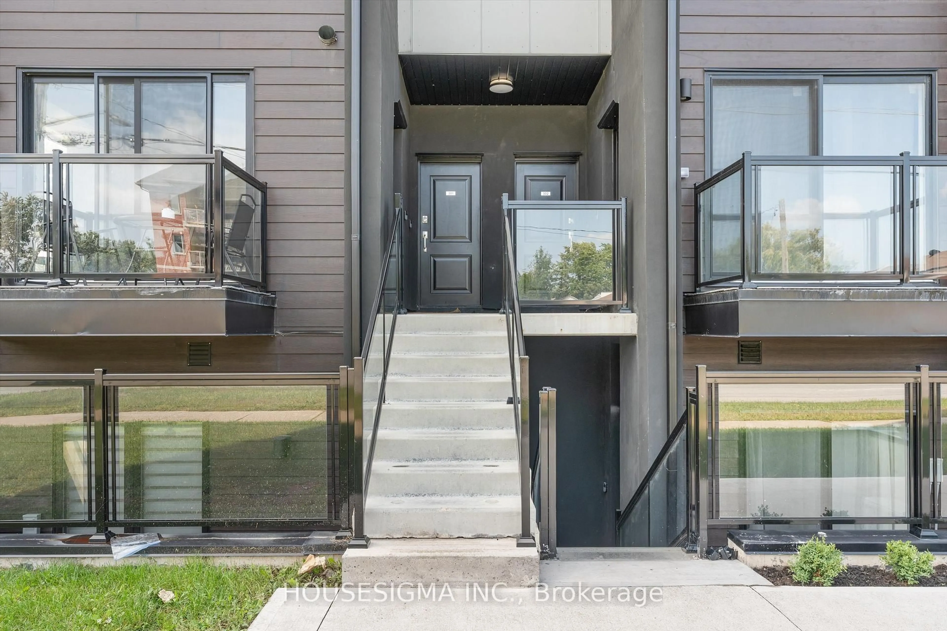 Indoor entryway for 7277 Wilson Cres #302, Niagara Falls Ontario L2G 4R8