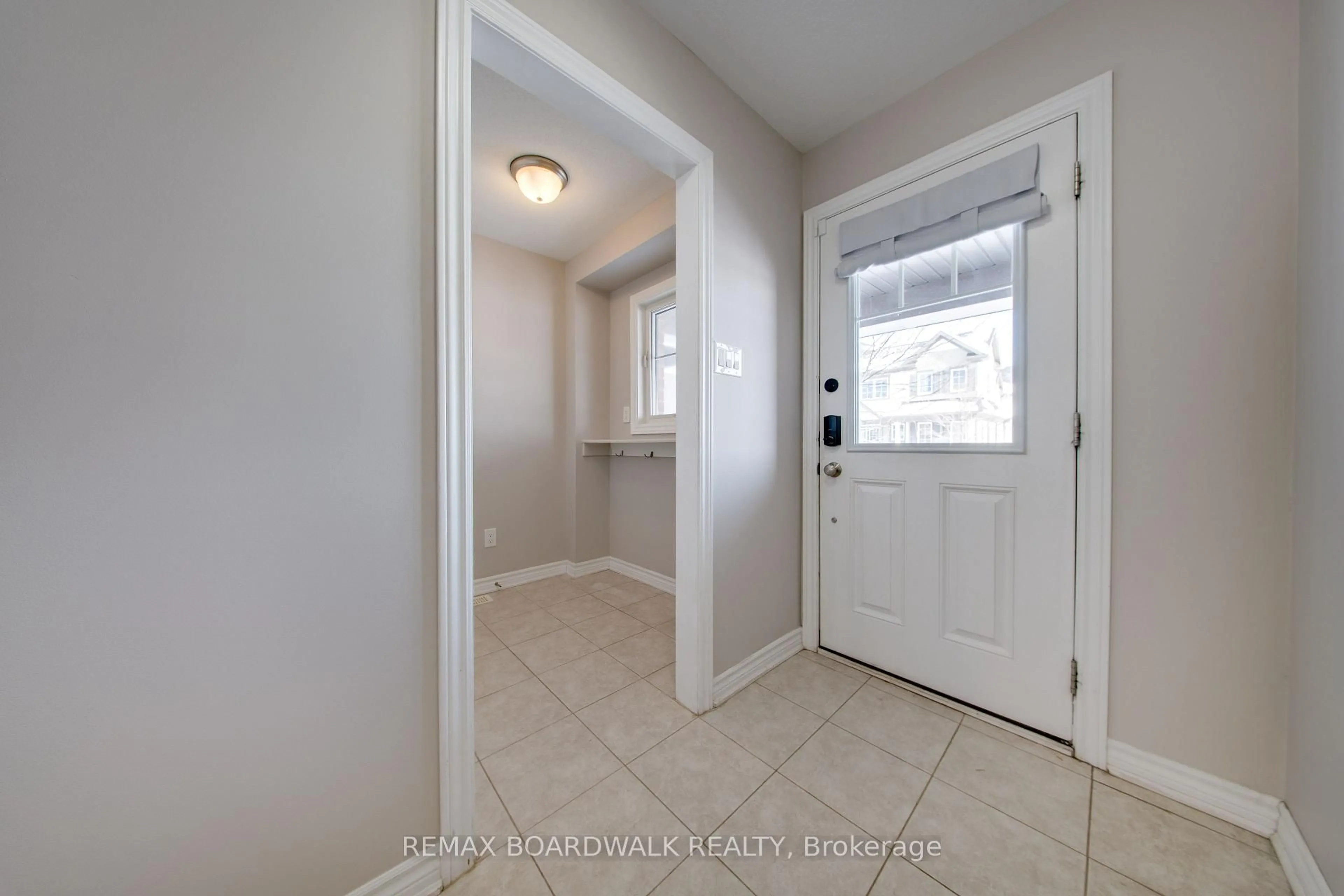 Indoor entryway for 132 Conifer Creek Circ, Ottawa Ontario K2M 0M2