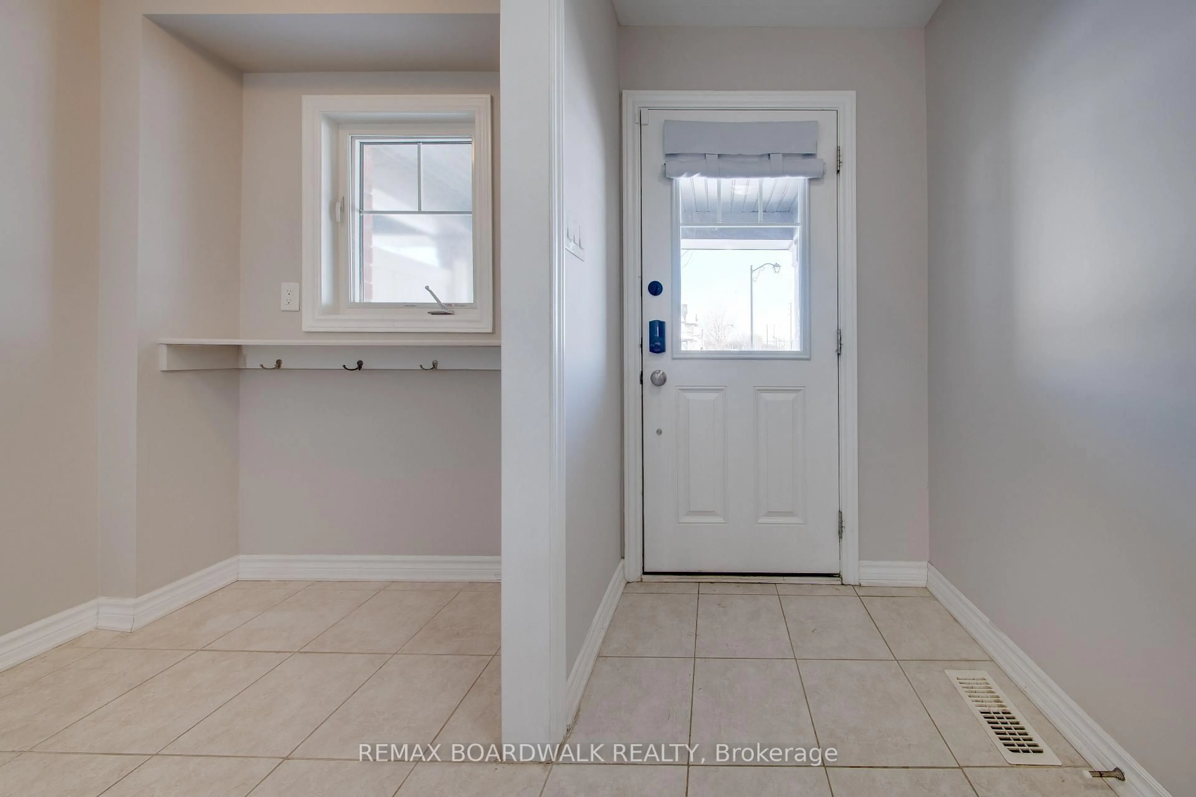 Indoor entryway for 132 Conifer Creek Circ, Ottawa Ontario K2M 0M2