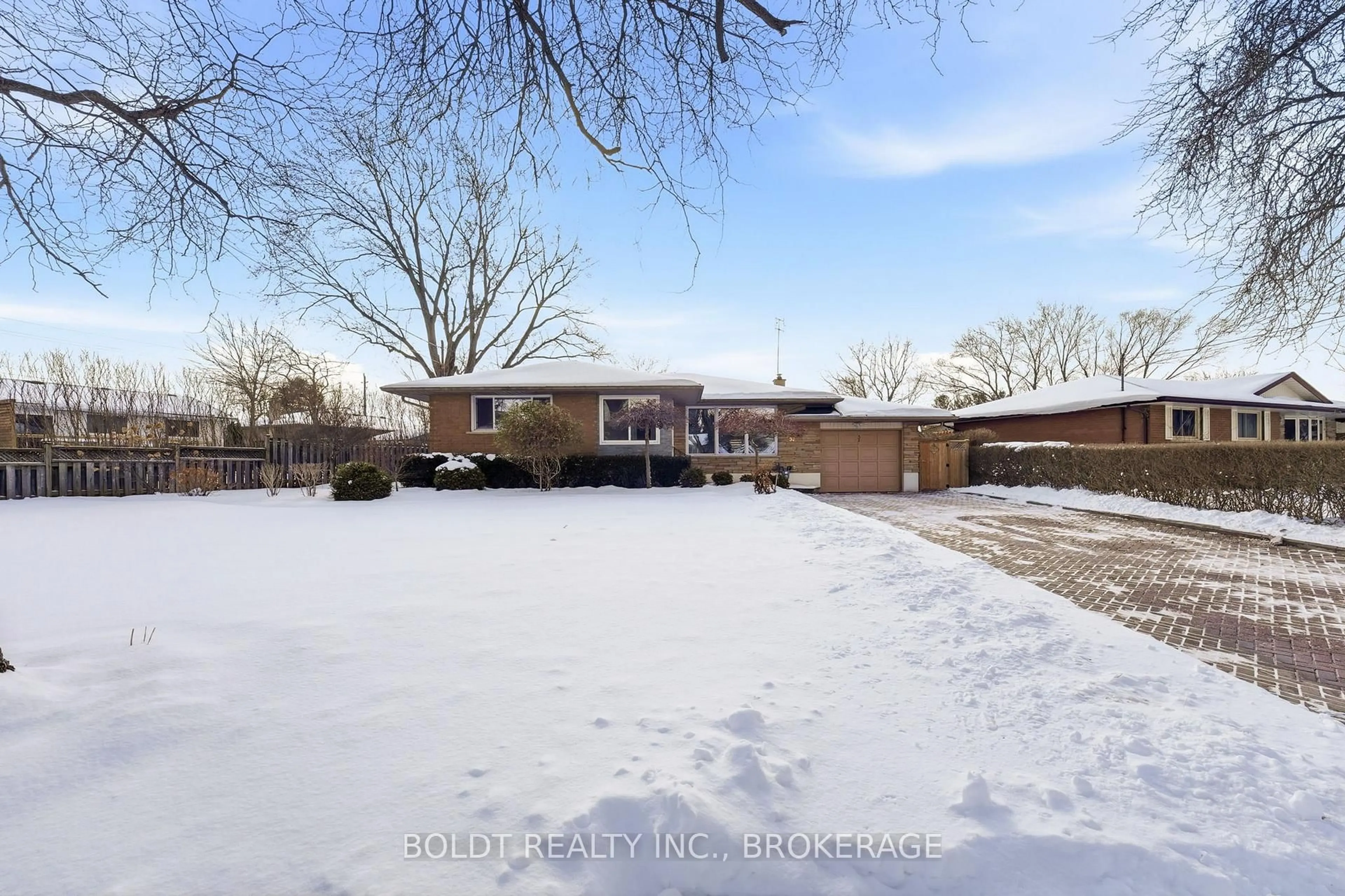A pic from outside/outdoor area/front of a property/back of a property/a pic from drone, unknown for 32 Old Oxford Rd, St. Catharines Ontario L2M 2K1