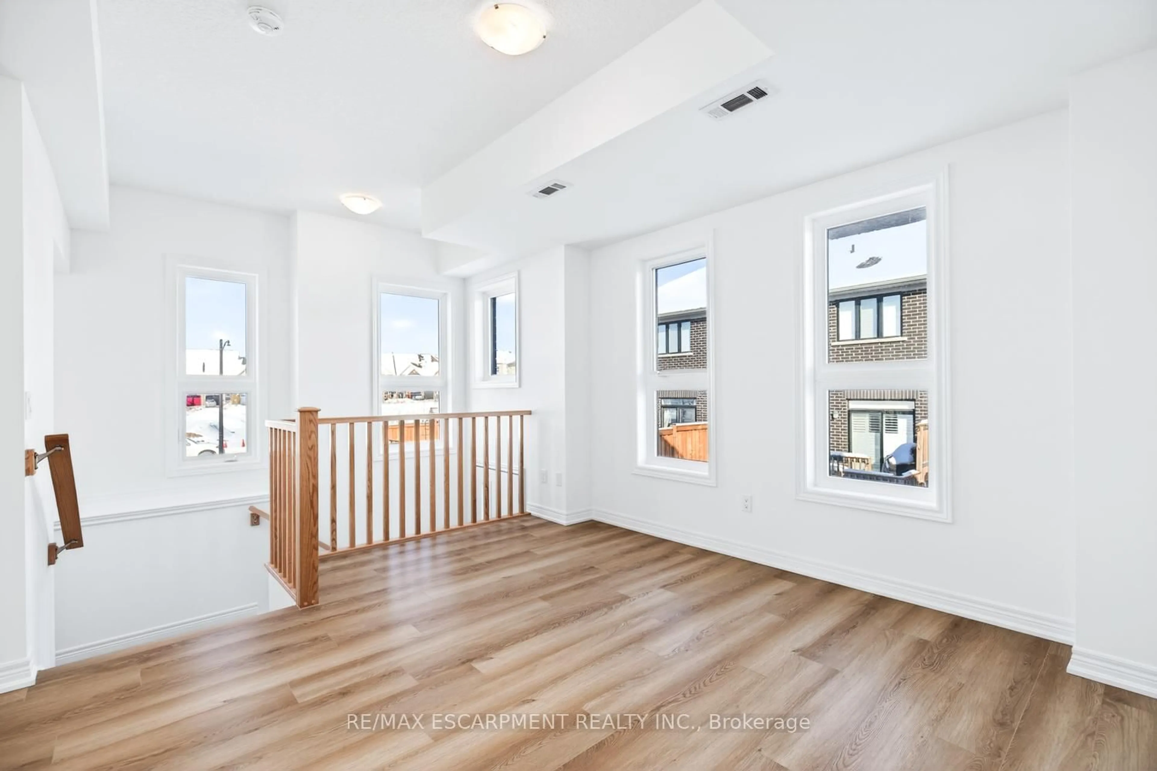 Indoor entryway for 70 Kenesky Dr #1, Hamilton Ontario L8B 2A9