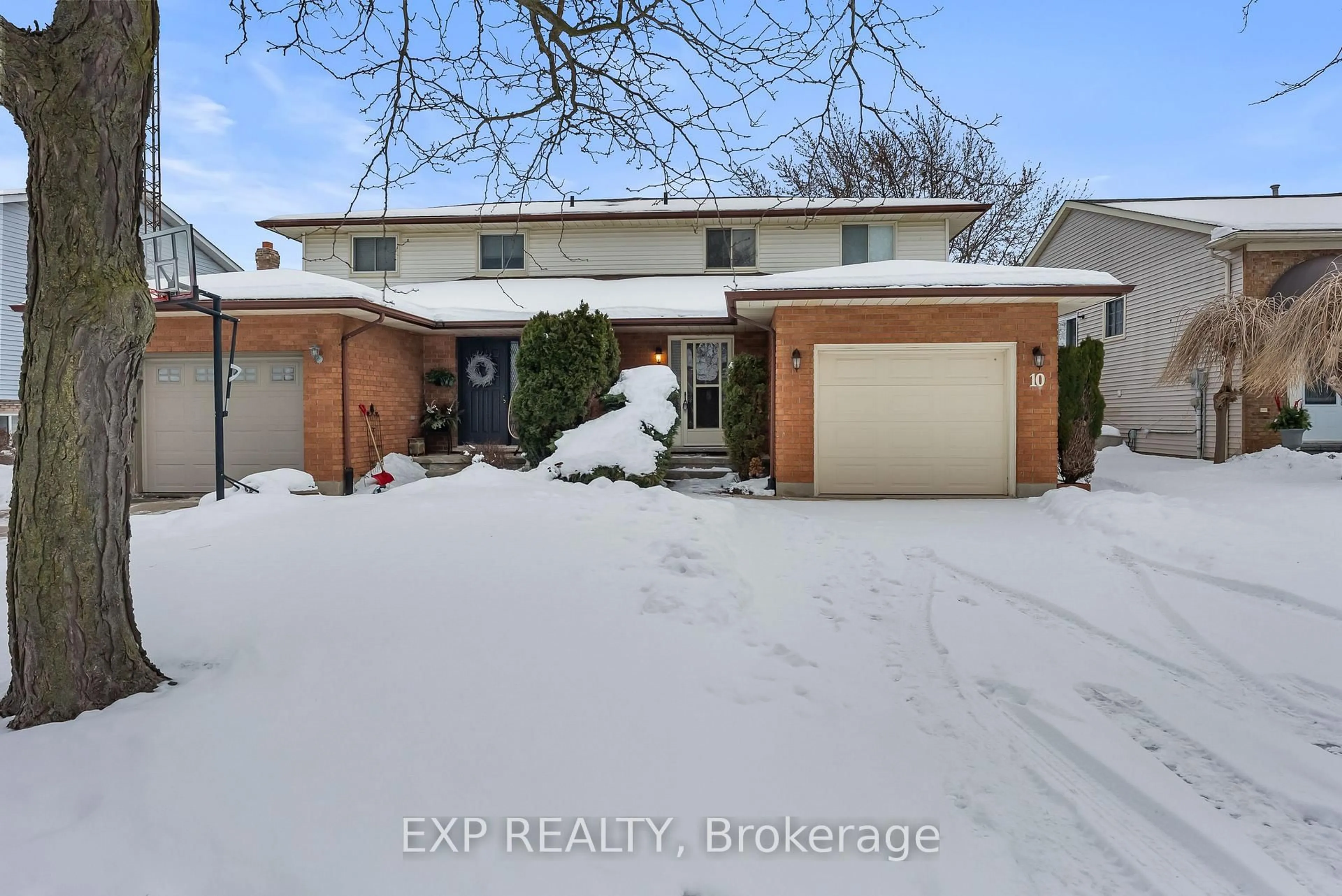 A pic from outside/outdoor area/front of a property/back of a property/a pic from drone, street for 10 Heritage Crt, St. Catharines Ontario L2S 3H8