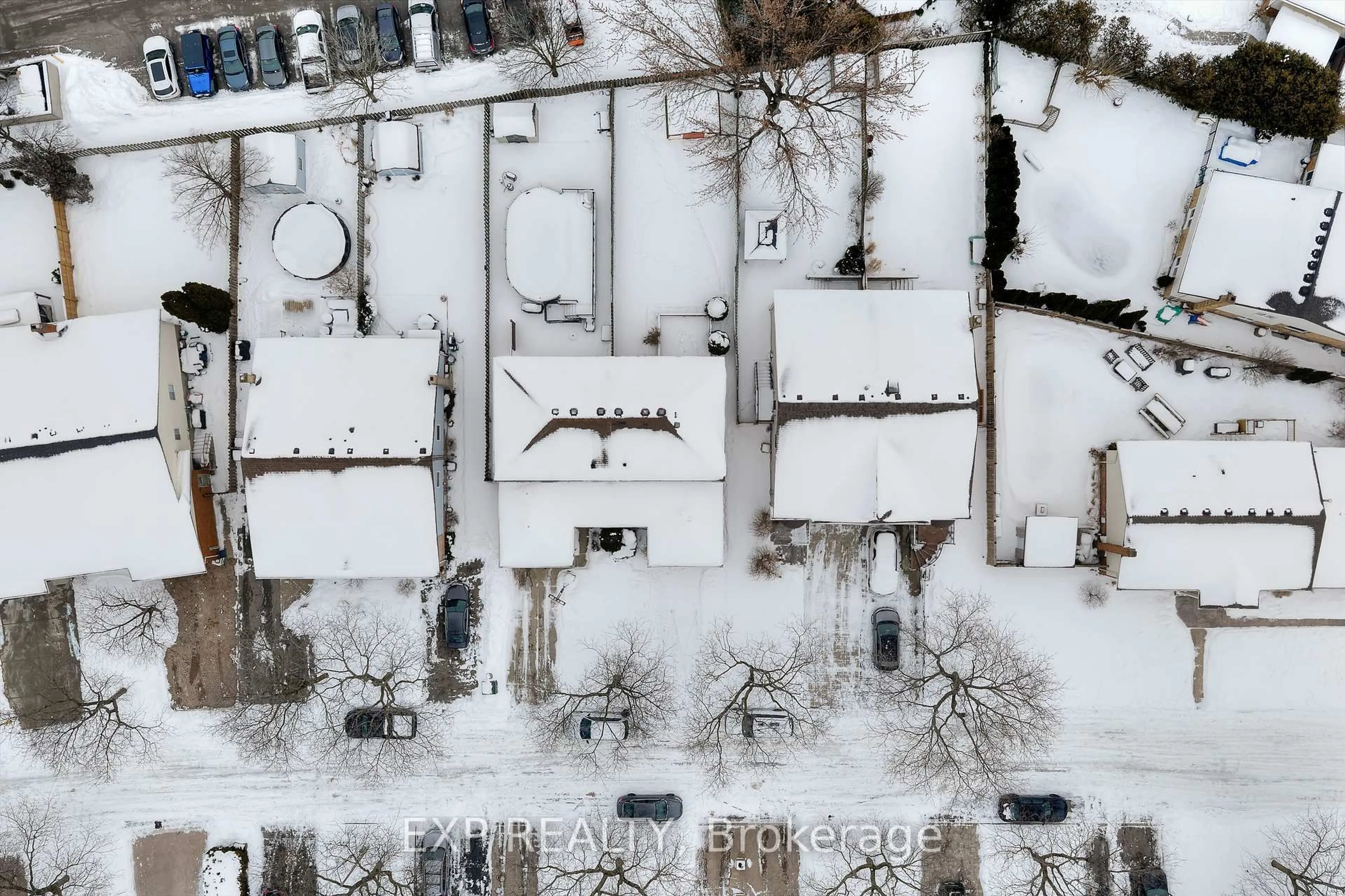 A pic from outside/outdoor area/front of a property/back of a property/a pic from drone, street for 10 Heritage Crt, St. Catharines Ontario L2S 3H8