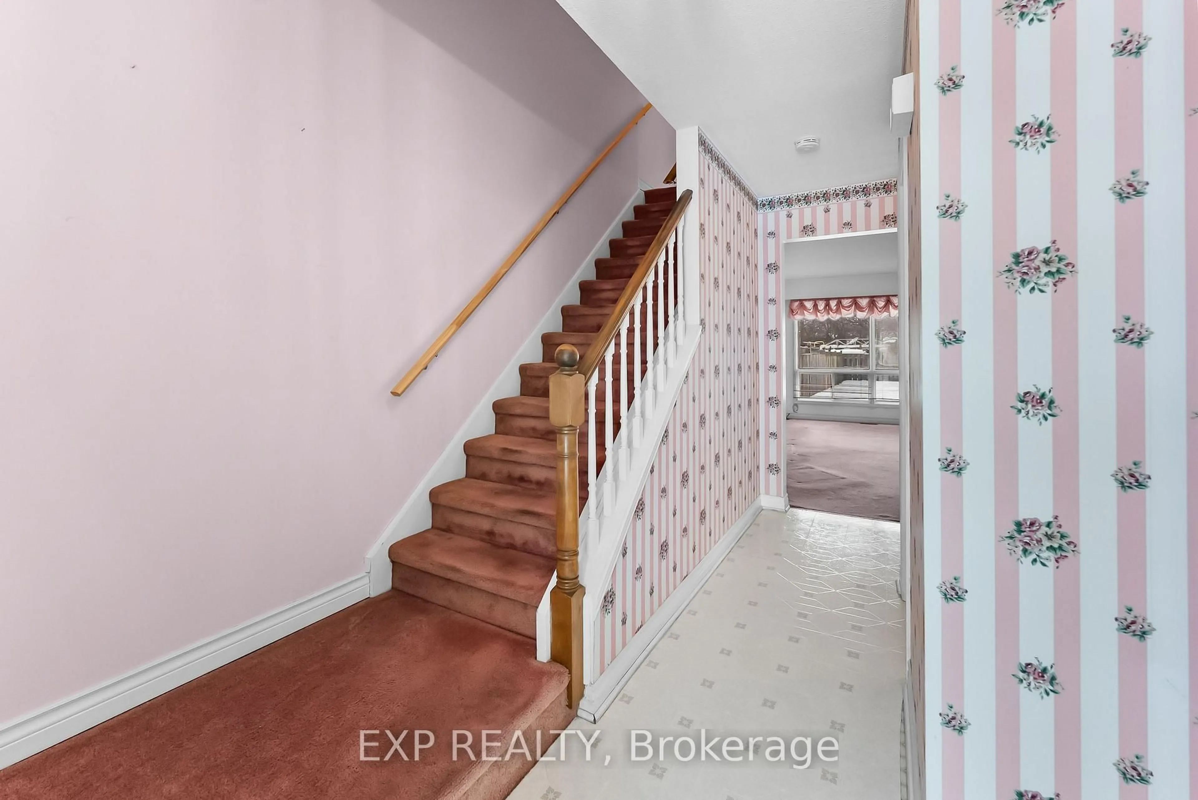 Indoor entryway for 10 Heritage Crt, St. Catharines Ontario L2S 3H8