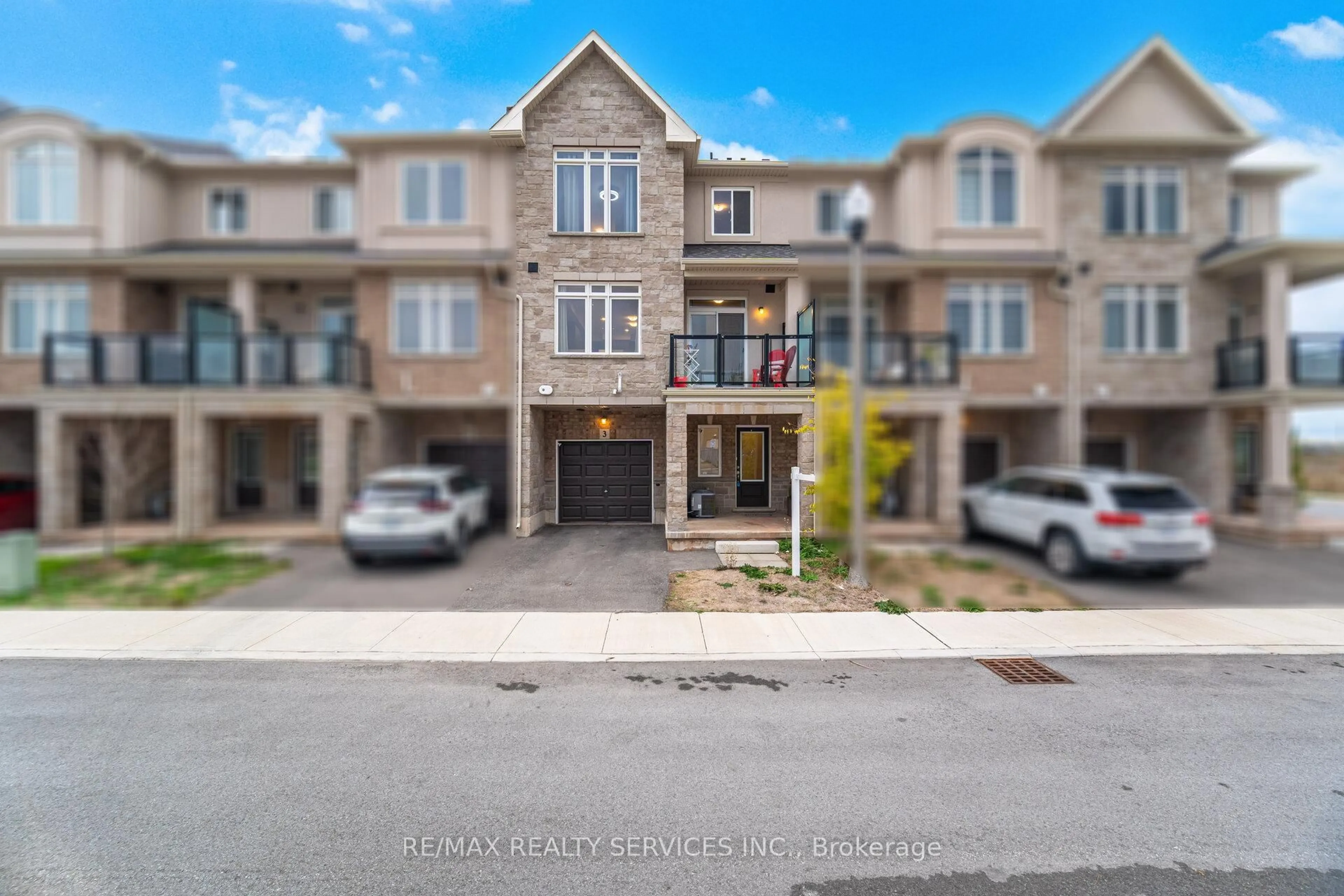 A pic from outside/outdoor area/front of a property/back of a property/a pic from drone, street for 40 Zinfandel Dr #3, Hamilton Ontario L8E 0L1