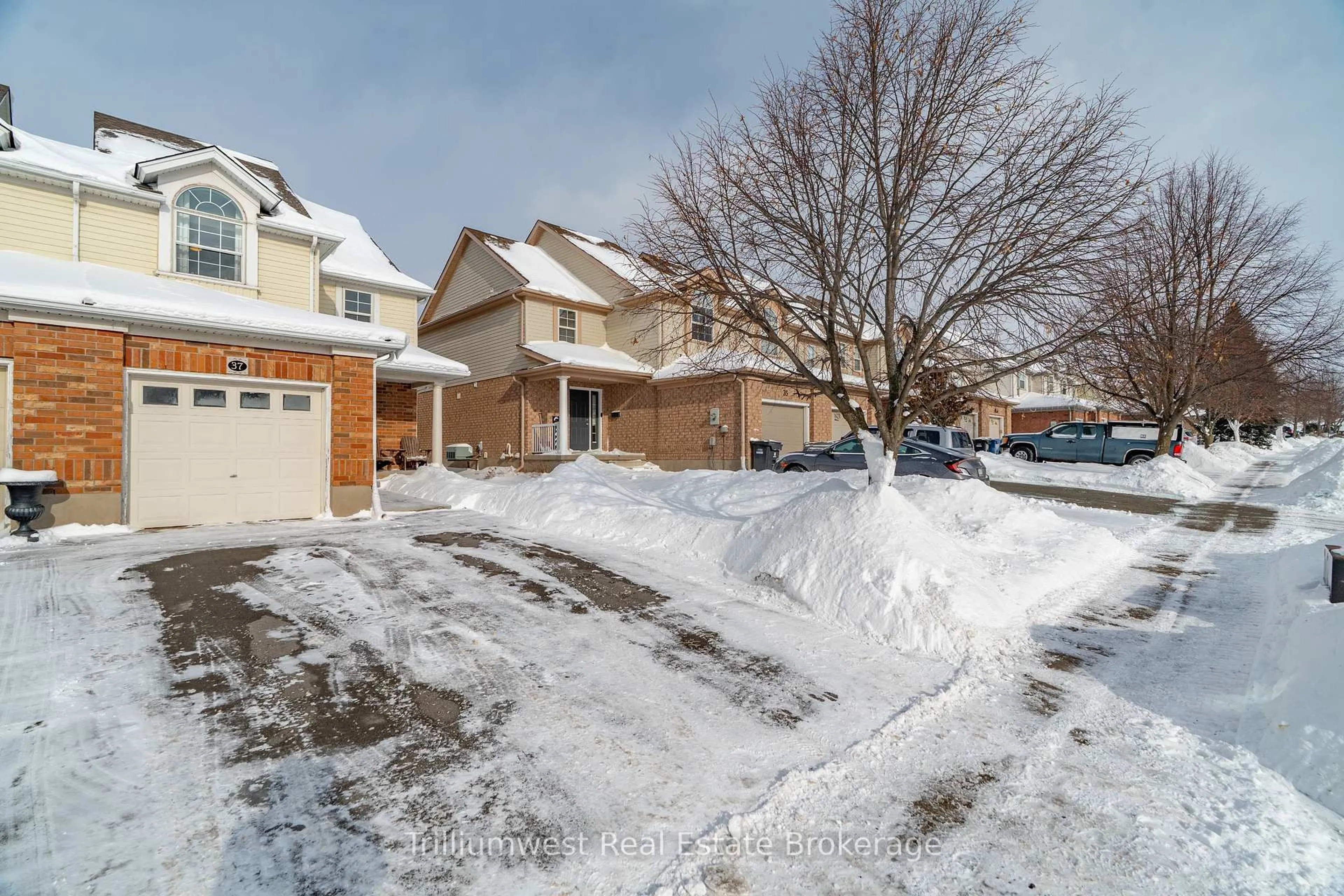 A pic from outside/outdoor area/front of a property/back of a property/a pic from drone, street for 37 Kearney St, Guelph Ontario N1E 7B9