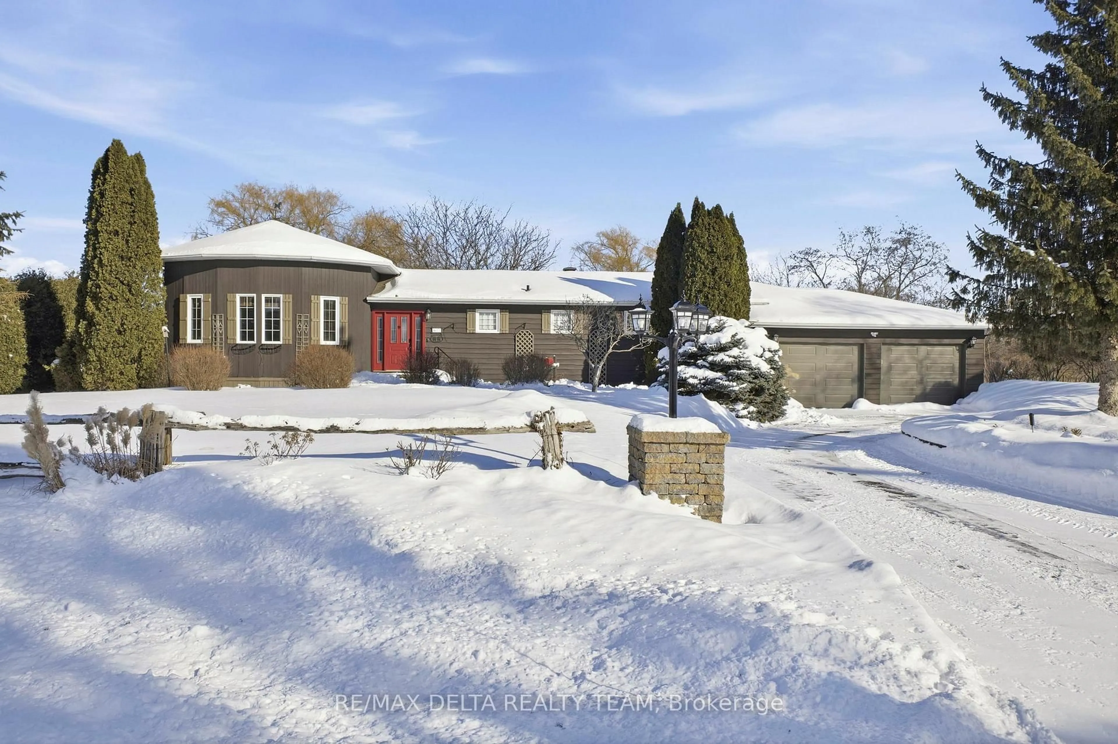 A pic from outside/outdoor area/front of a property/back of a property/a pic from drone, street for 1653 Lakeshore Dr, Greely Ontario K4P 1H1