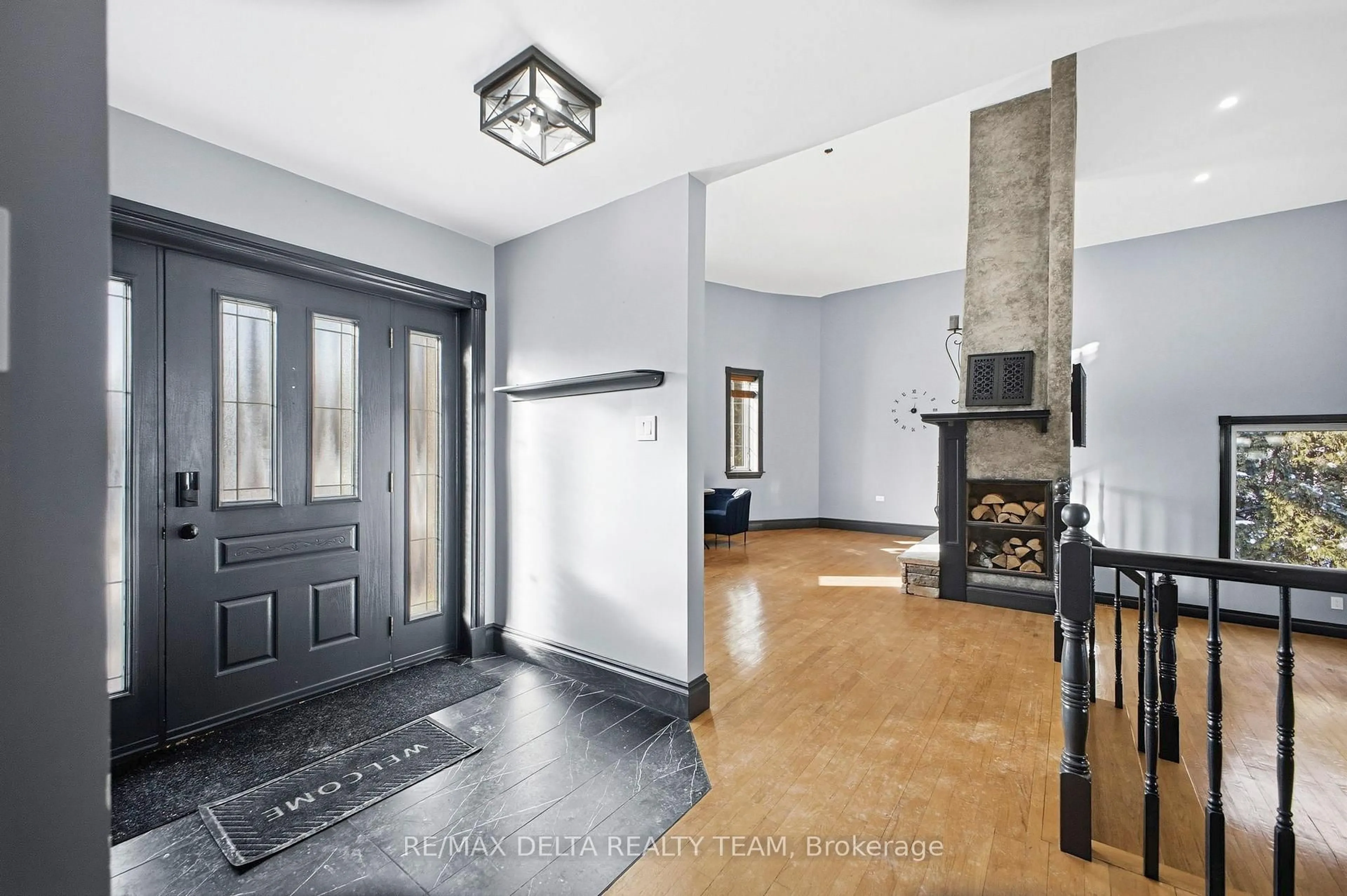 Indoor entryway for 1653 Lakeshore Dr, Greely Ontario K4P 1H1