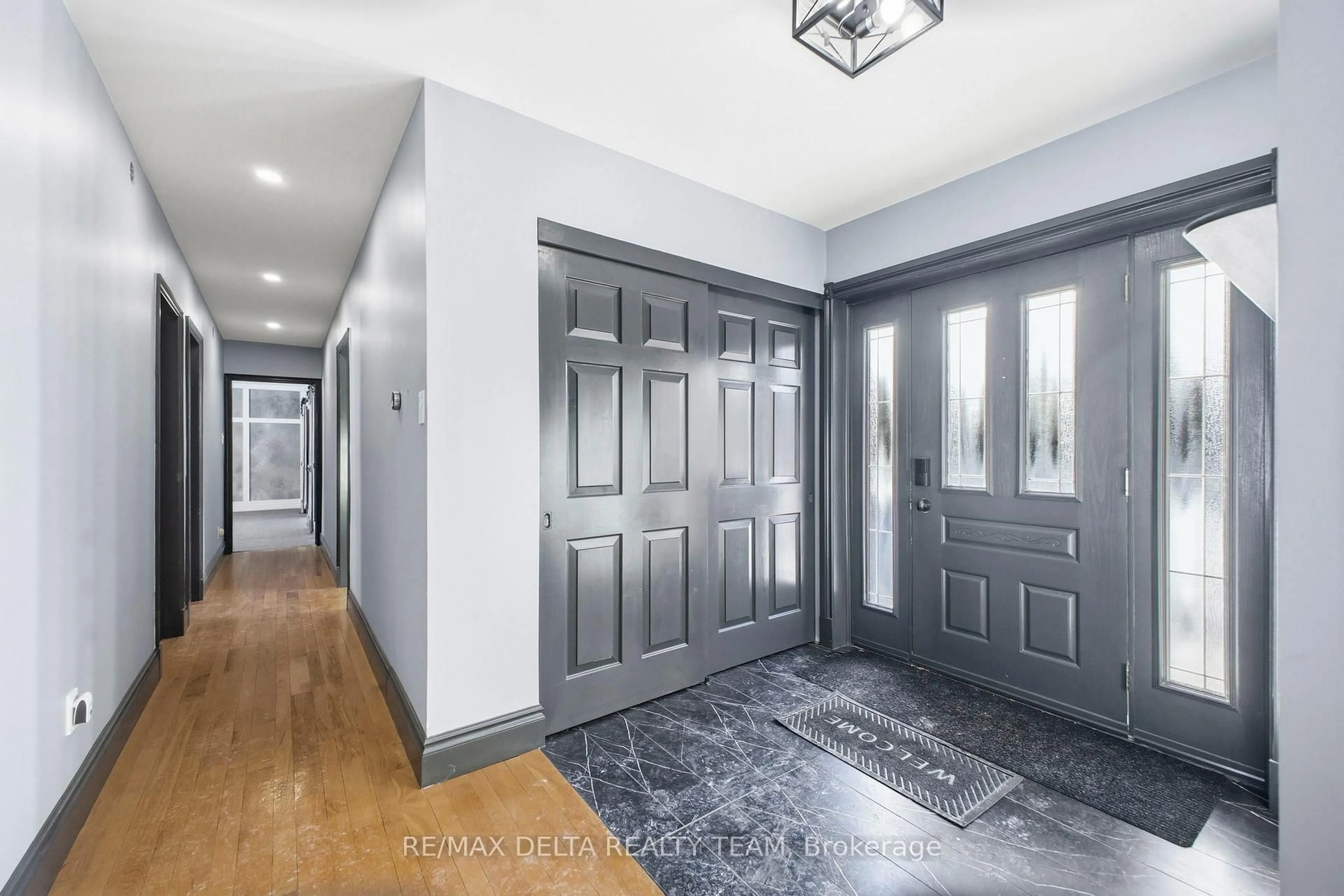 Indoor entryway for 1653 Lakeshore Dr, Greely Ontario K4P 1H1