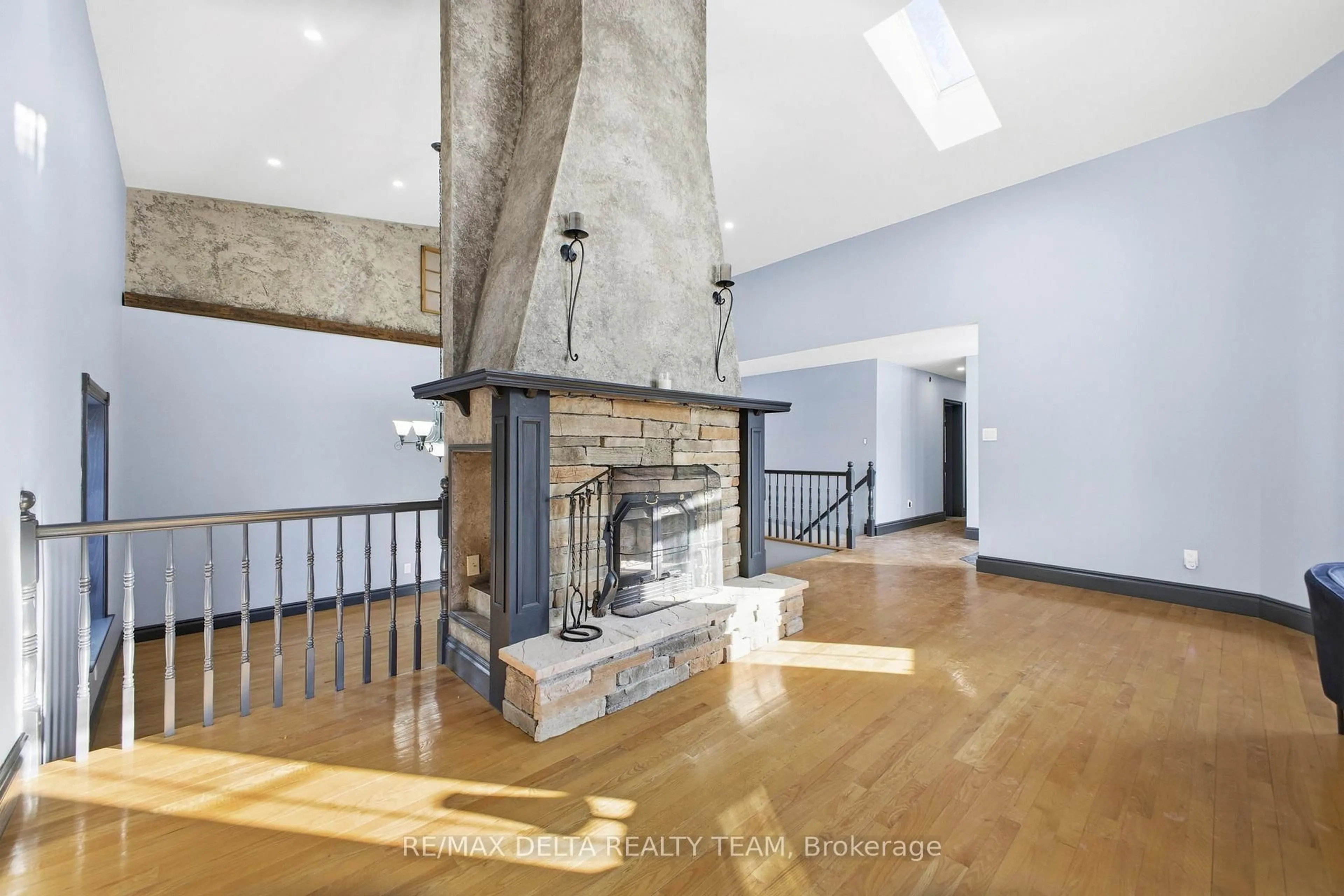 Indoor foyer for 1653 Lakeshore Dr, Greely Ontario K4P 1H1