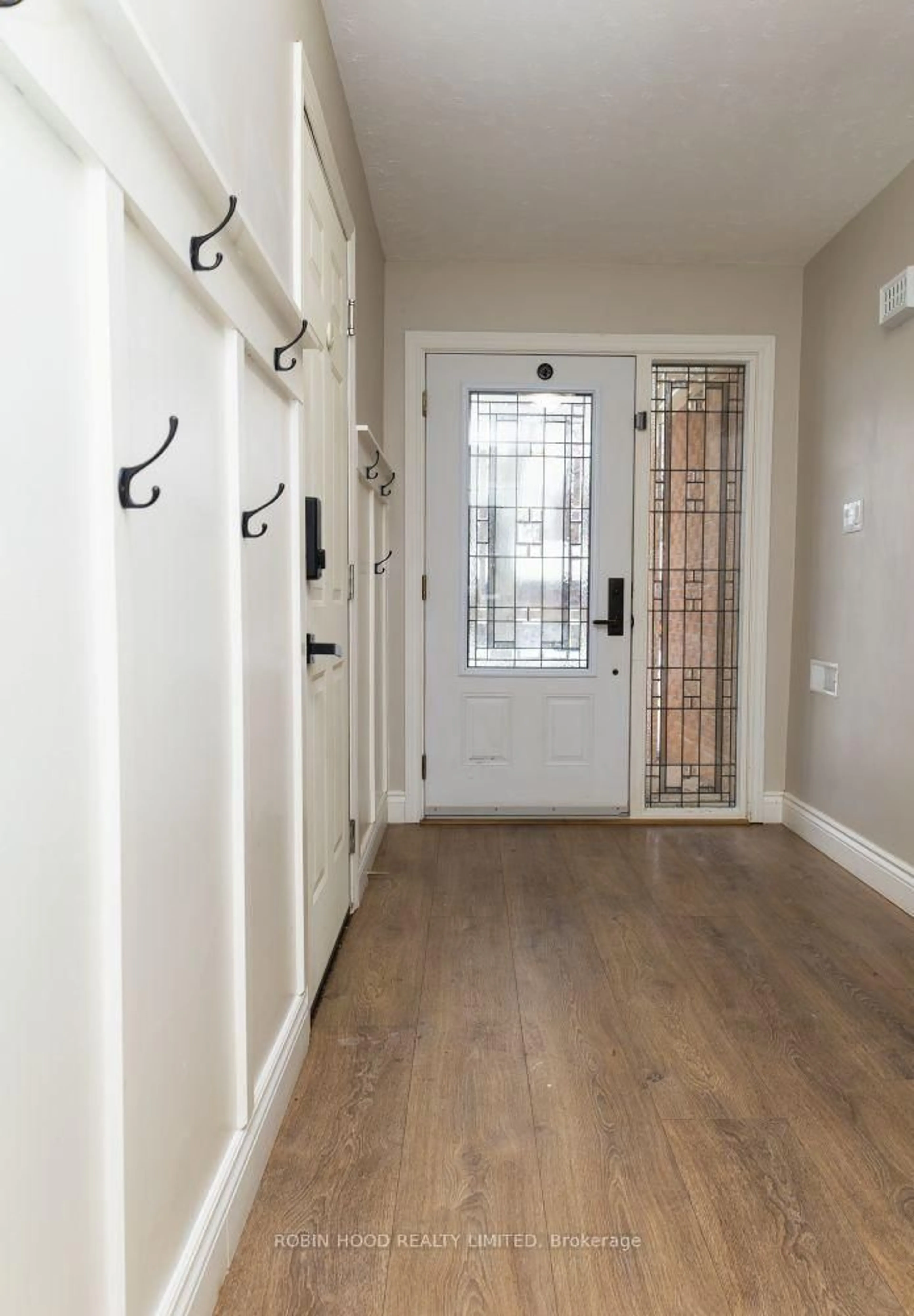 Indoor entryway for 470 Thede Dr, Saugeen Shores Ontario N0H 2C4