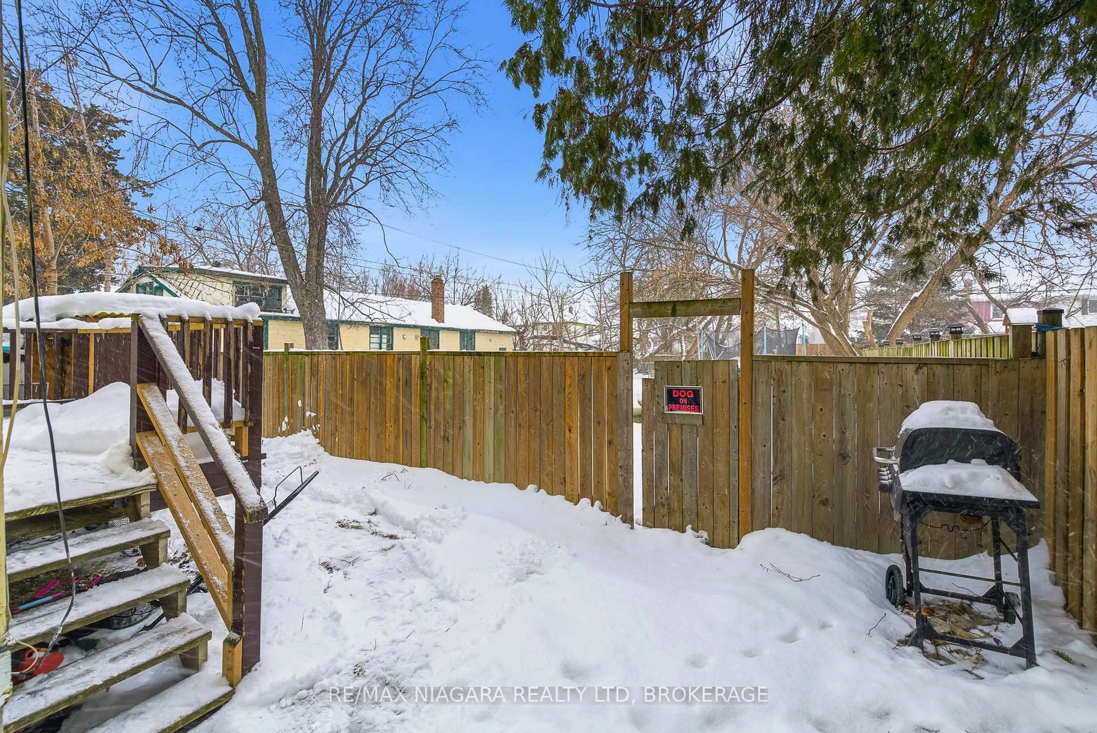 Patio, street for 8 Ida St, St. Catharines Ontario L2R 3X4