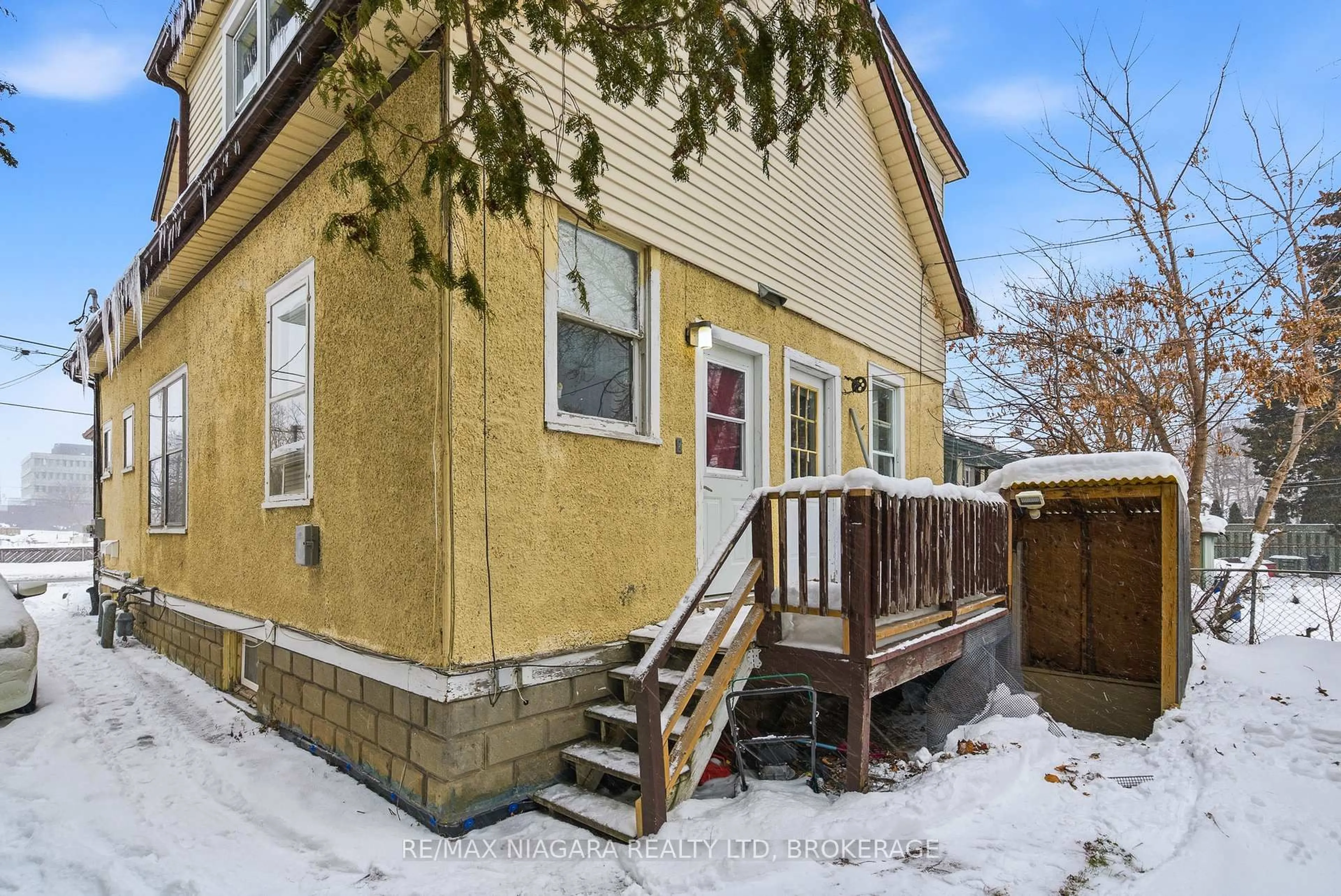 Patio, street for 8 Ida St, St. Catharines Ontario L2R 3X4