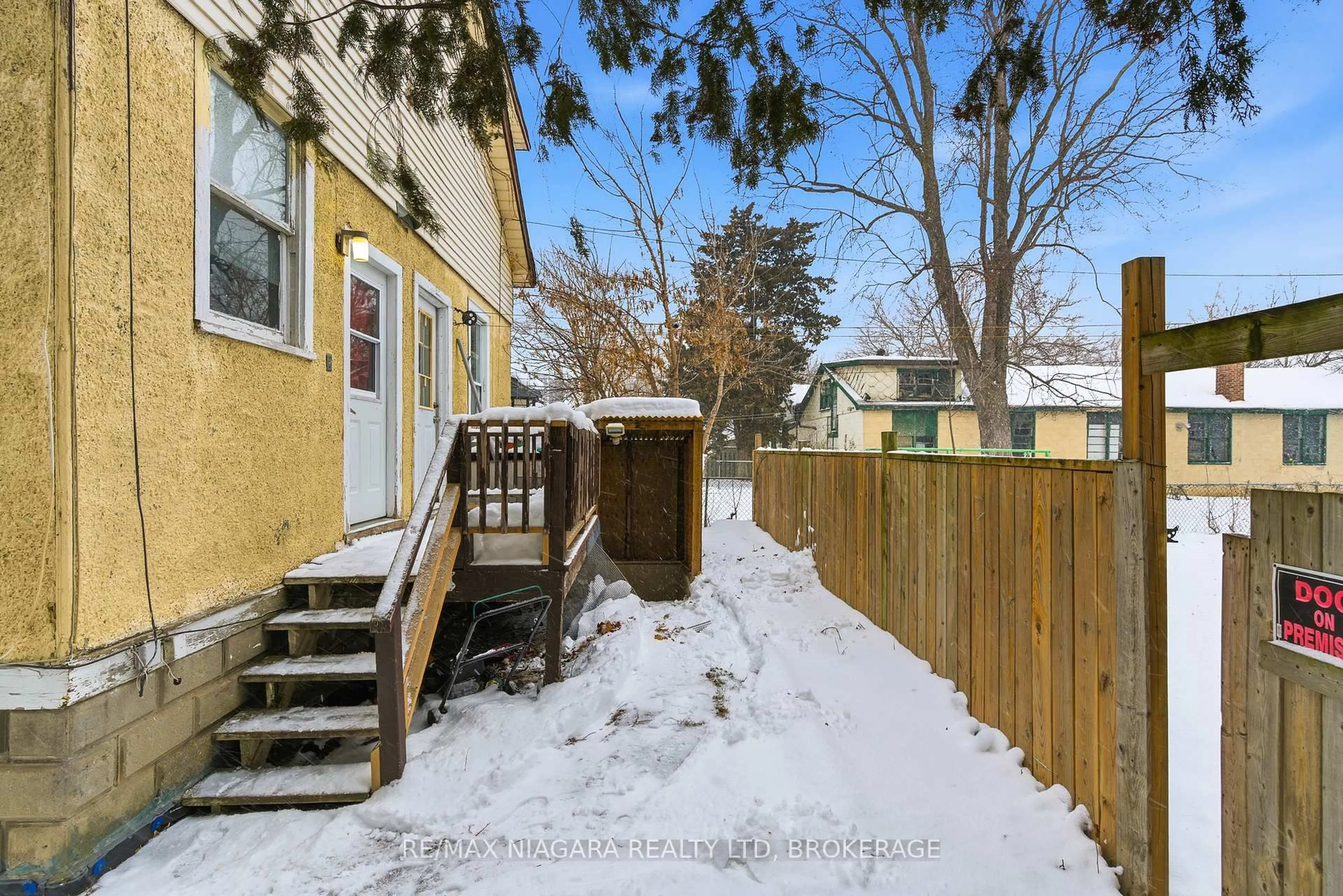 Patio, street for 8 Ida St, St. Catharines Ontario L2R 3X4