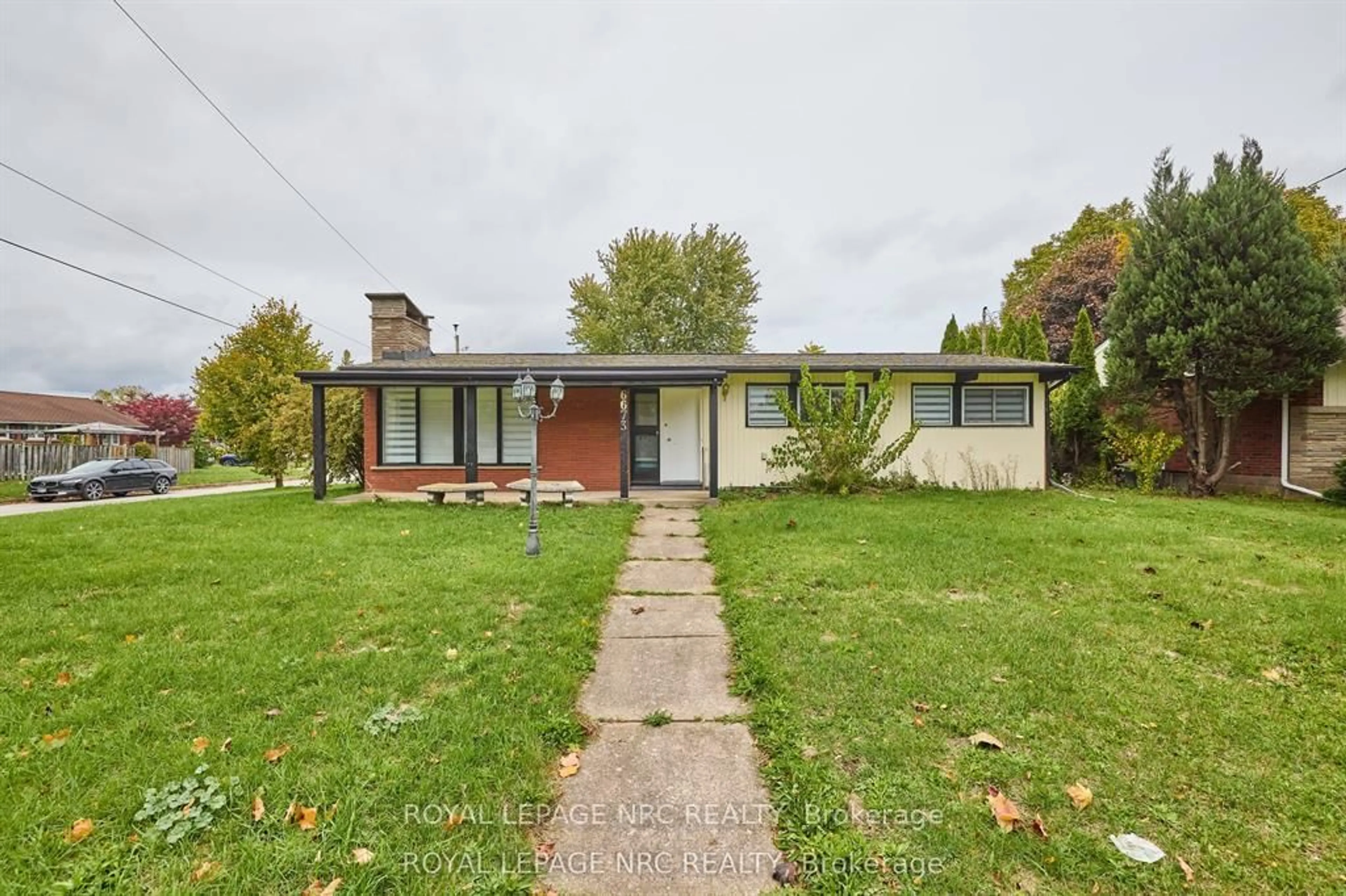 A pic from outside/outdoor area/front of a property/back of a property/a pic from drone, street for 6673 Huggins St, Niagara Falls Ontario L2J 1H5
