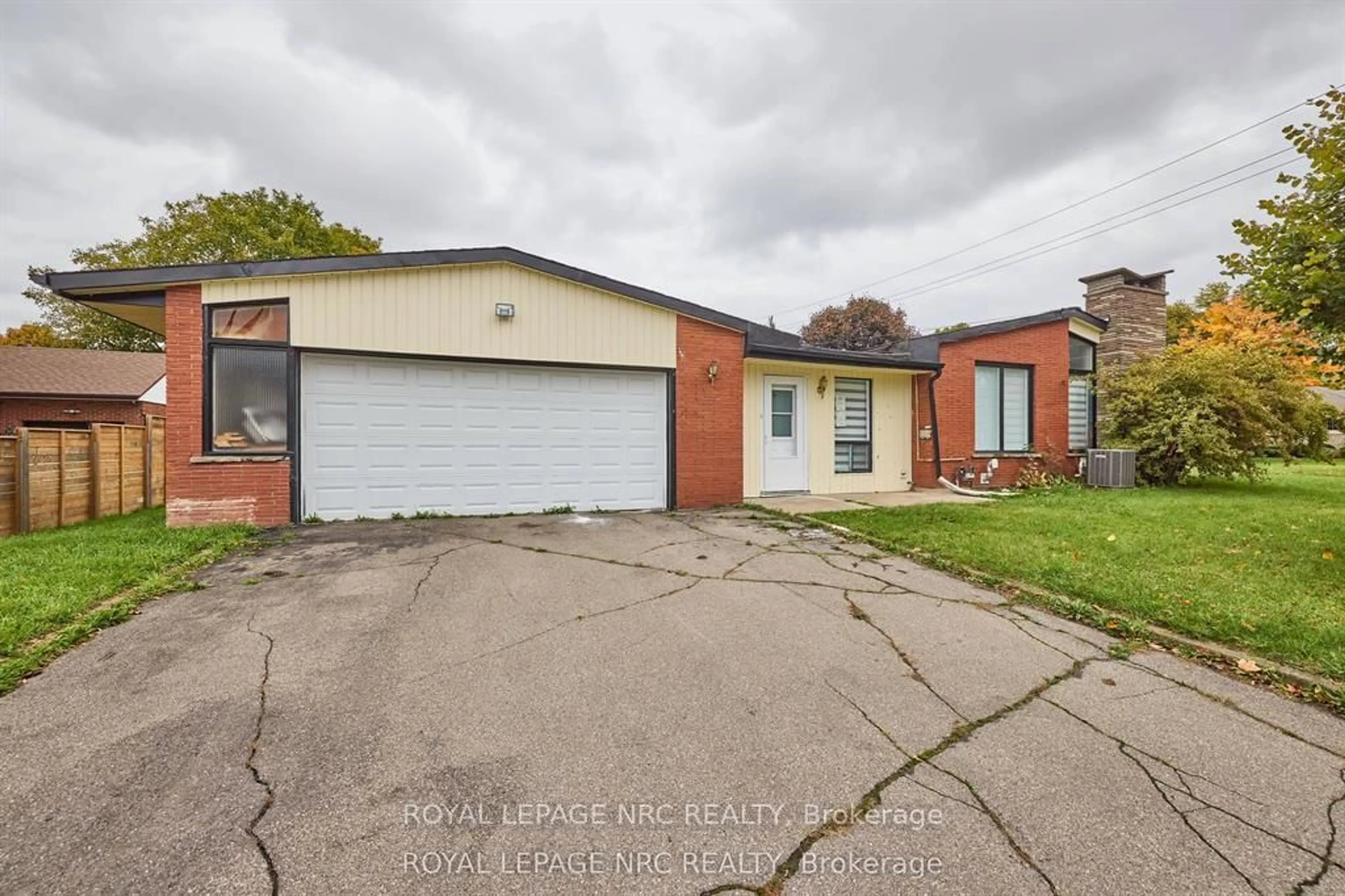 A pic from outside/outdoor area/front of a property/back of a property/a pic from drone, street for 6673 Huggins St, Niagara Falls Ontario L2J 1H5