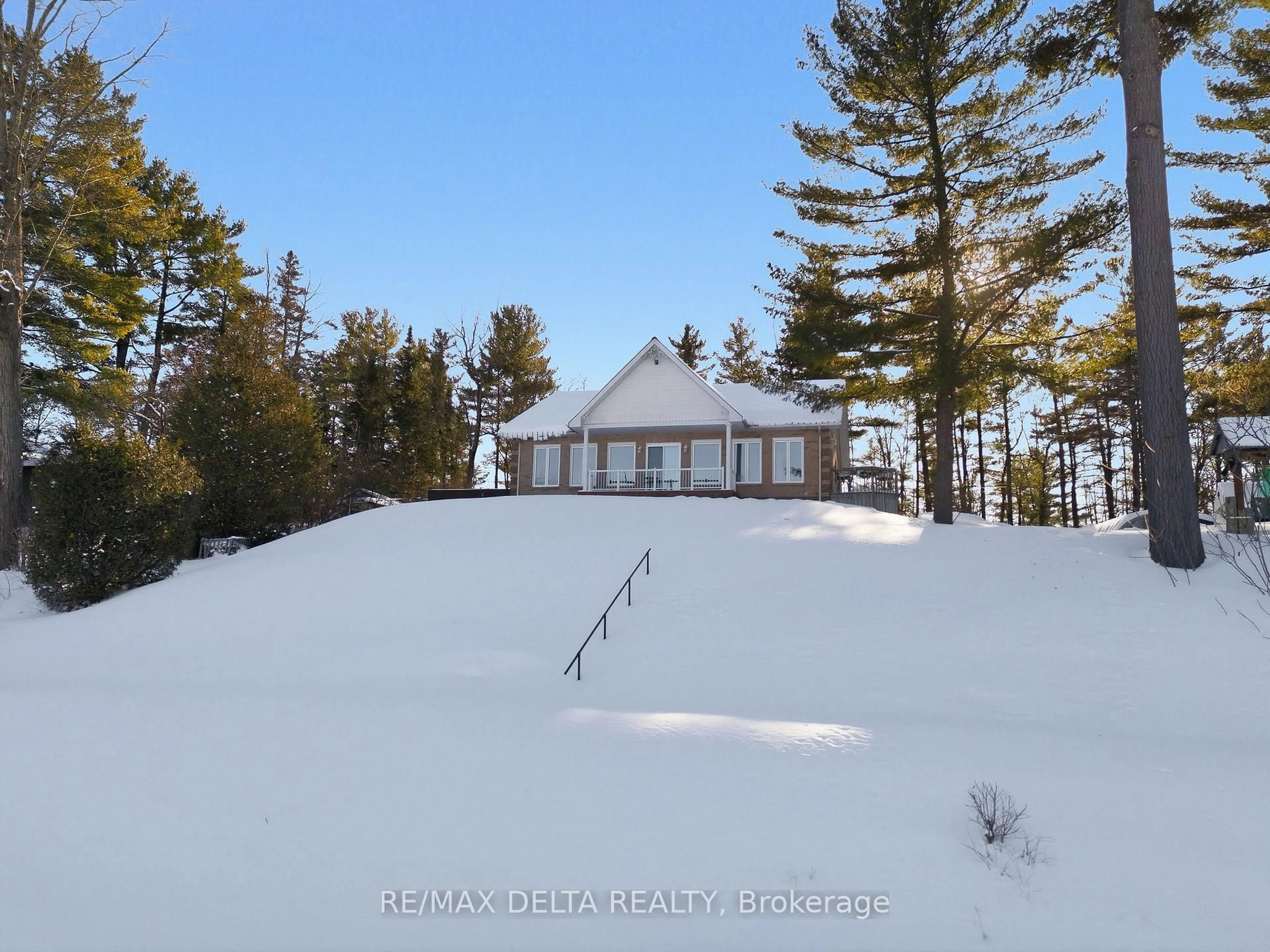A pic from outside/outdoor area/front of a property/back of a property/a pic from drone, mountain view for 2071 Tessier Rd, Alfred and Plantagenet Ontario K0B 1L0