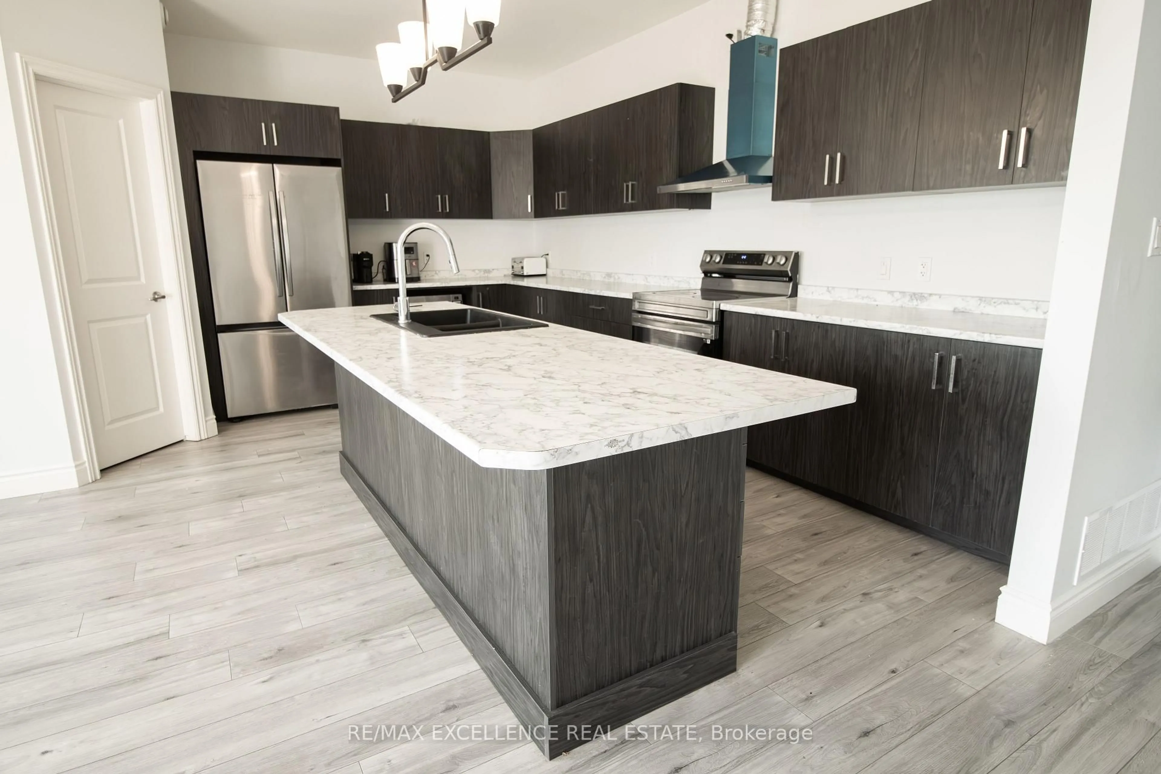 Contemporary kitchen, unknown for 137 Landreville Dr, Sudbury Remote Area Ontario P3A 0B5